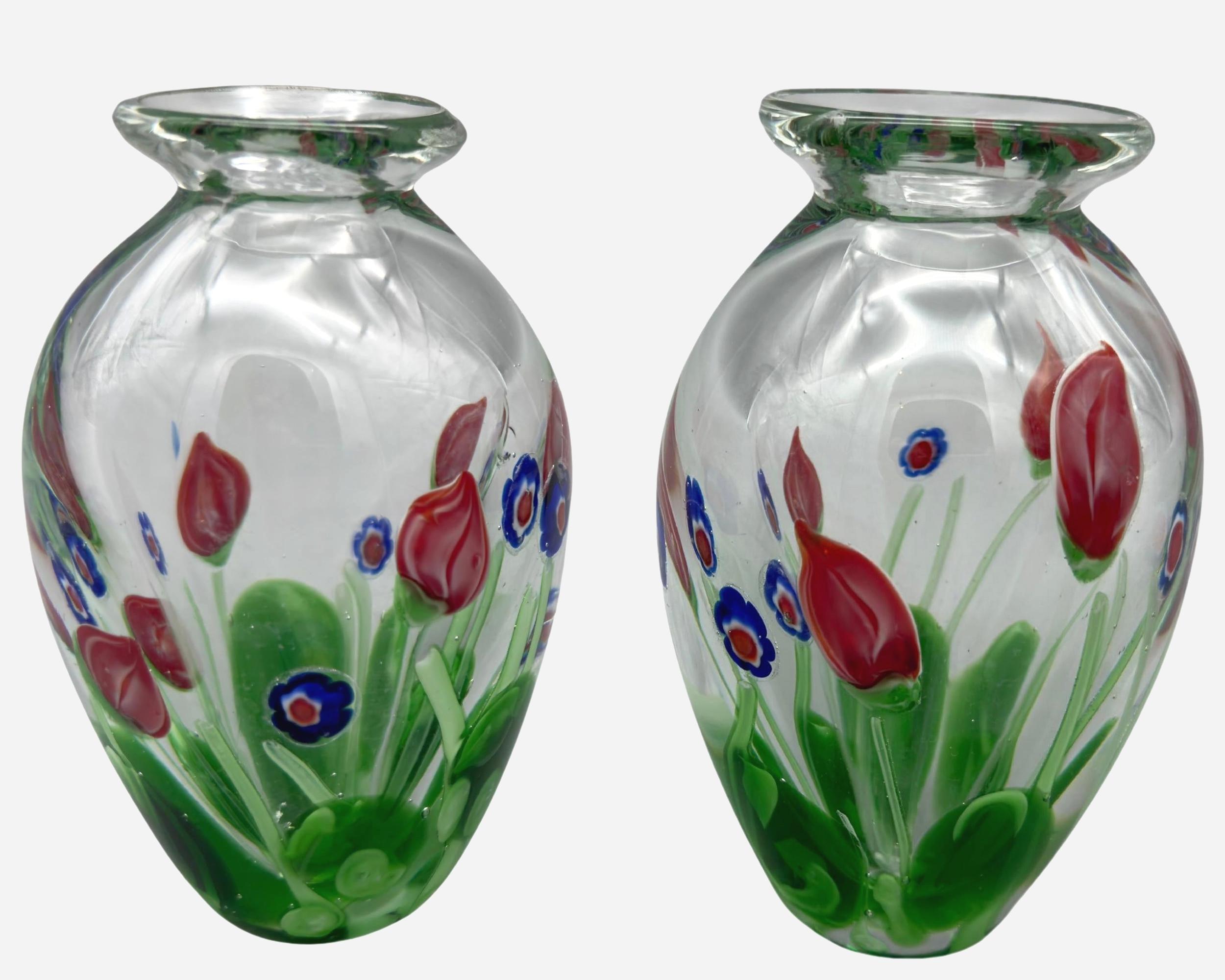 Italiano Coppia di piccoli vasi in vetro soffiato con inclusioni murine, Murano, Italia circa 1980 in vendita