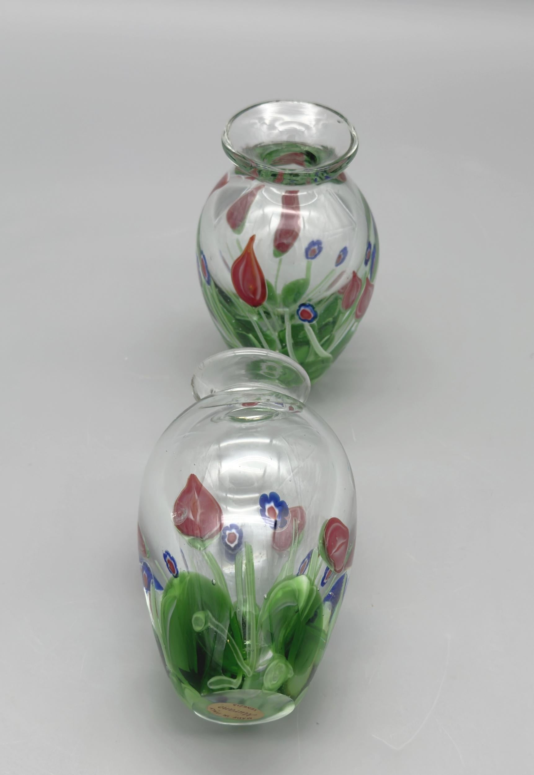 Fine XX secolo Coppia di piccoli vasi in vetro soffiato con inclusioni murine, Murano, Italia circa 1980 in vendita