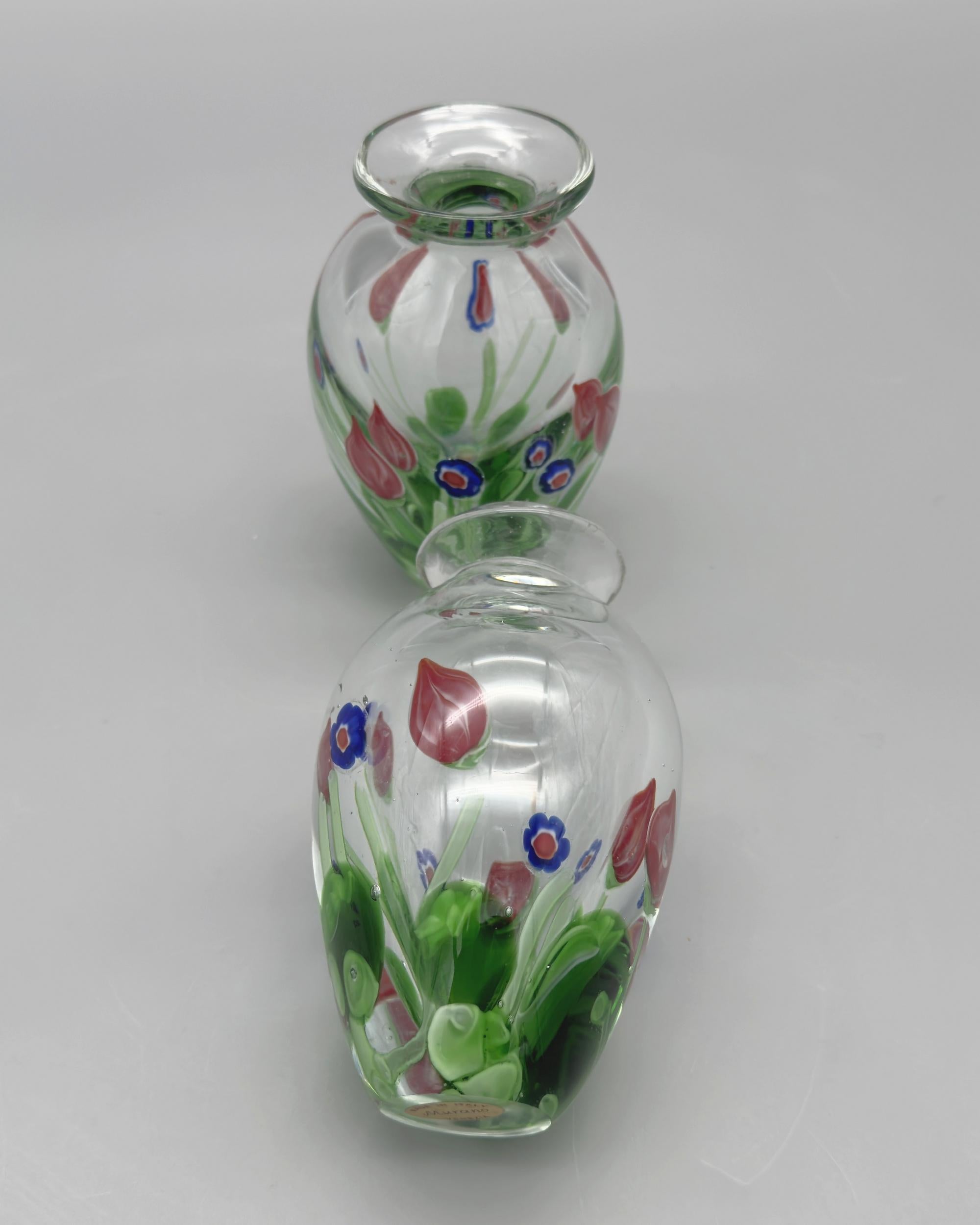 Vetro soffiato Coppia di piccoli vasi in vetro soffiato con inclusioni murine, Murano, Italia circa 1980 in vendita