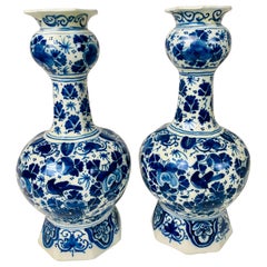 Paire de petits vases néerlandais en faïence de Delft bleu et blanc, 18ème siècle, vers 1760