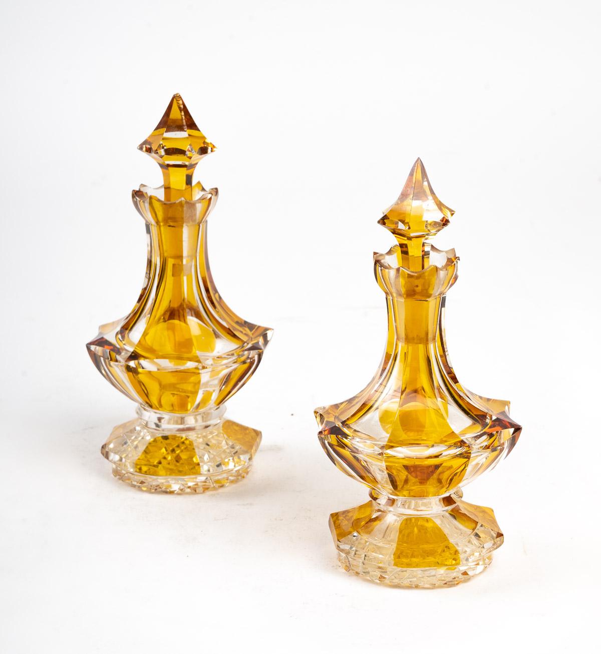 Pair of small Bohemian decanters, 19th century, minor breakage.
Measures: H 16.5 cm, D 9 cm.
