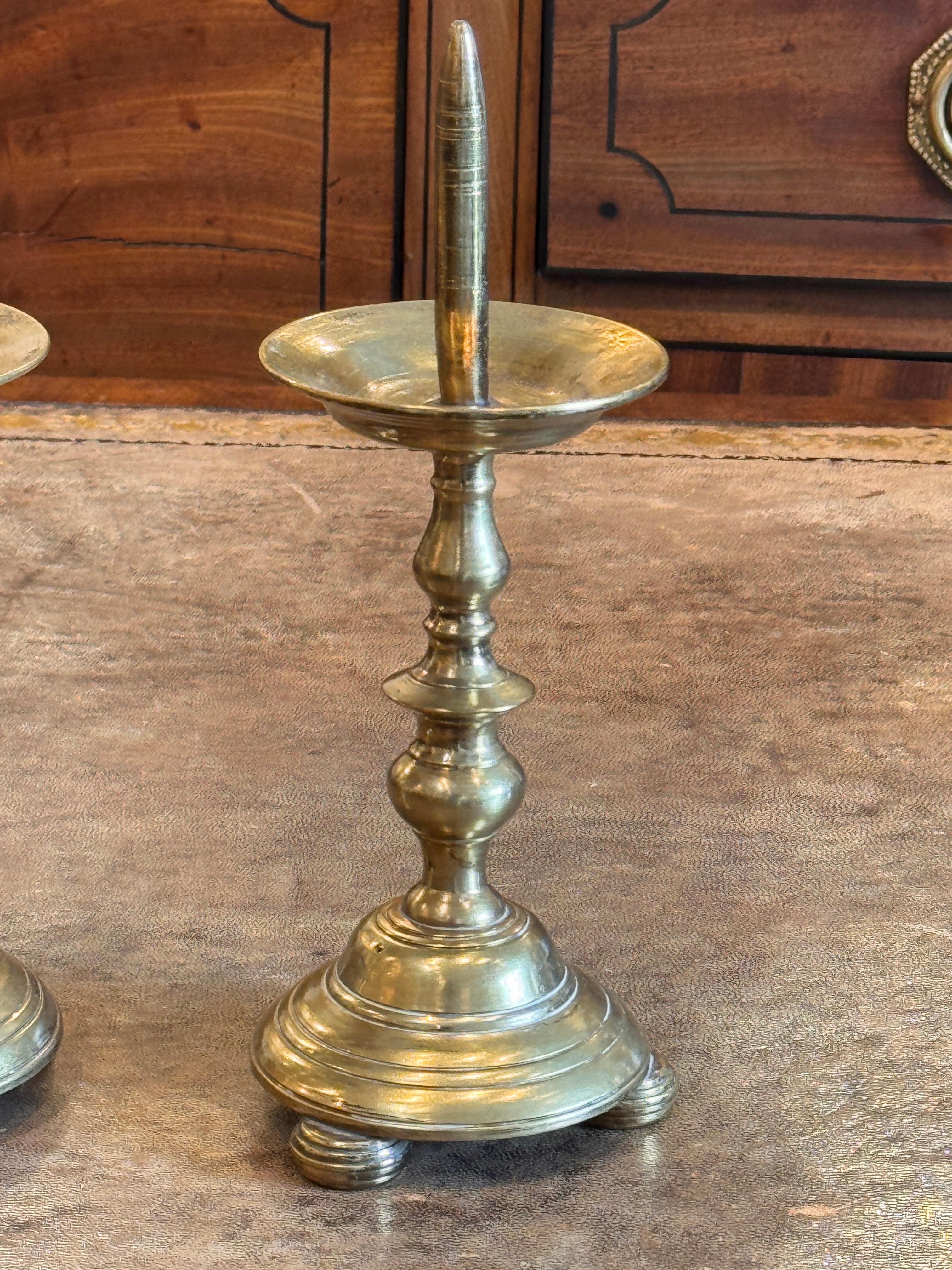 Italiano Coppia di piccoli bastoni da altare in ottone in vendita