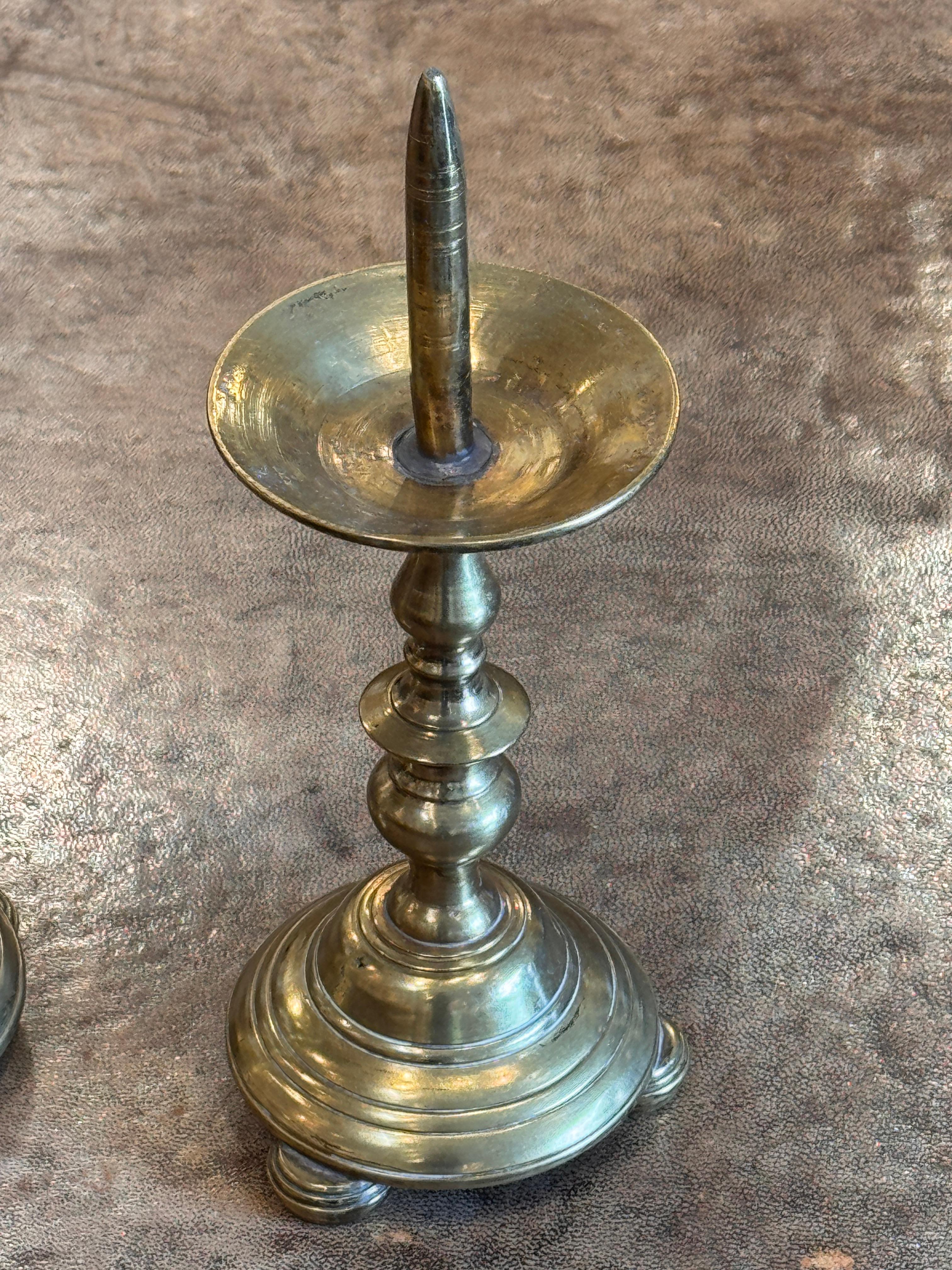 Coppia di piccoli bastoni da altare in ottone In condizioni buone in vendita a Charlottesville, VA