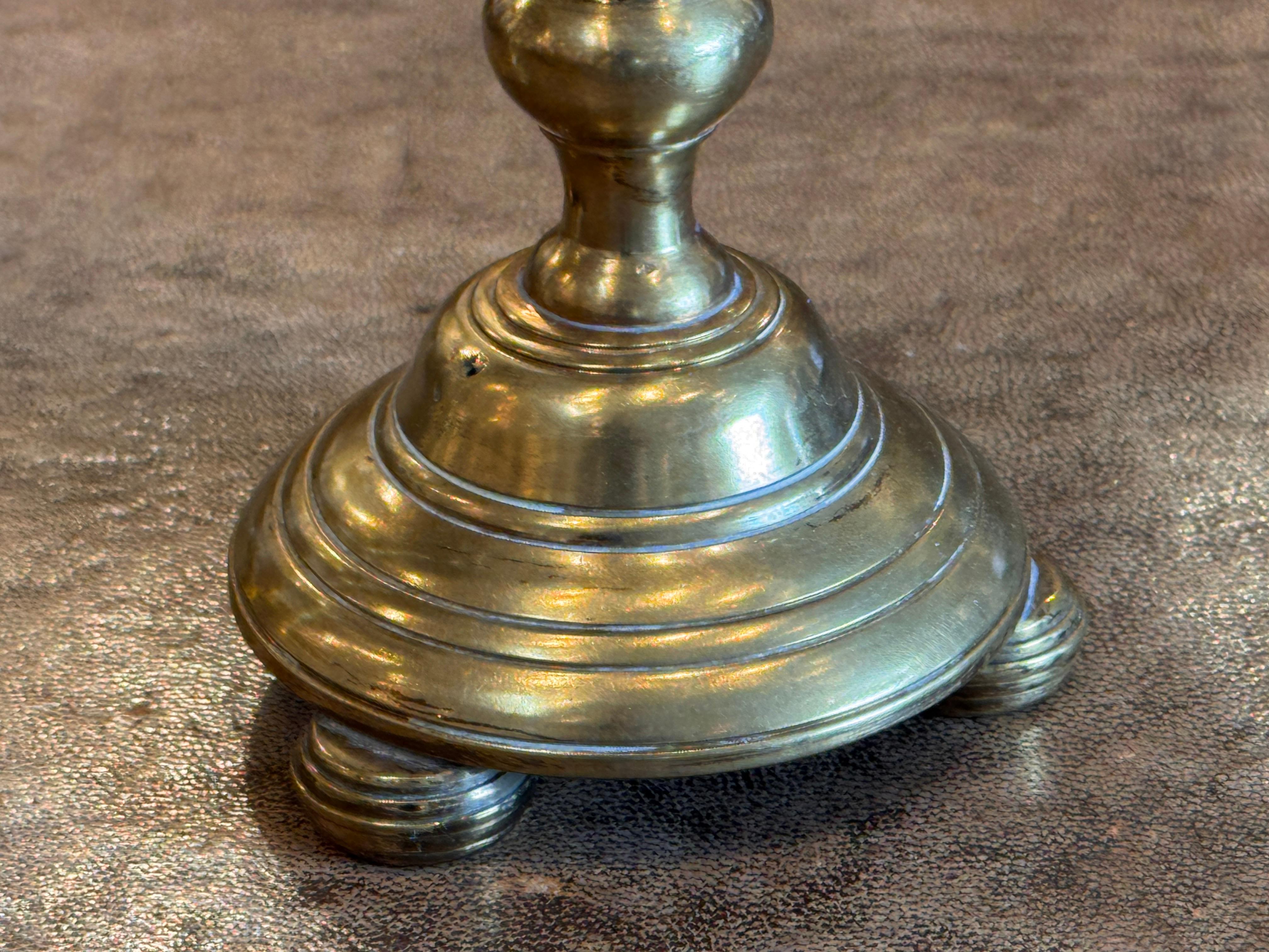 XVIII secolo Coppia di piccoli bastoni da altare in ottone in vendita