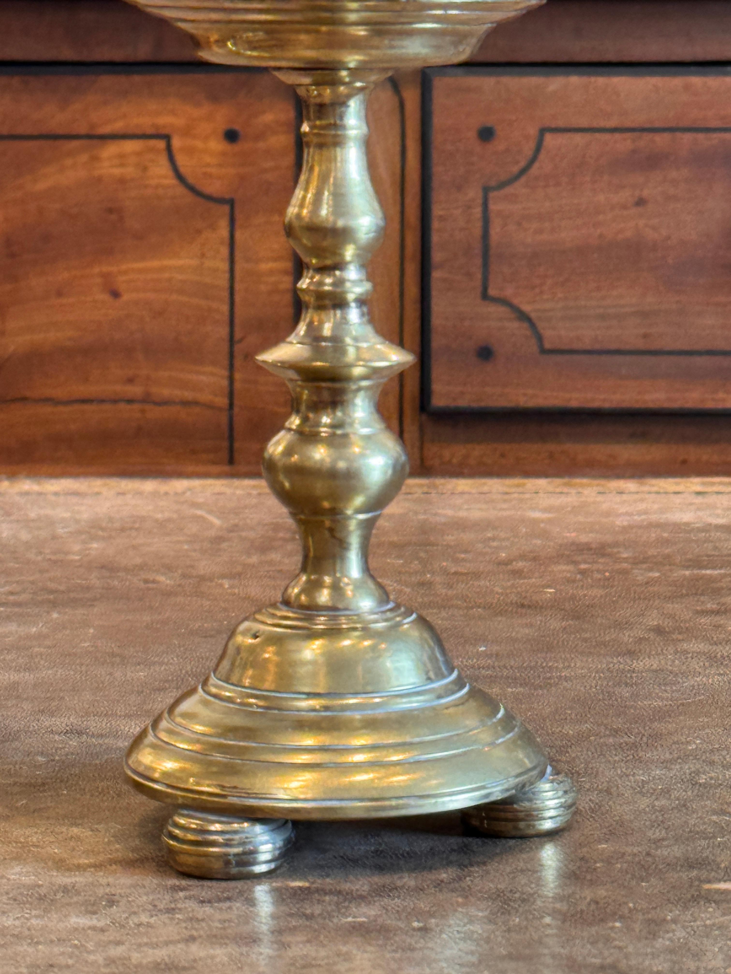 Ottone Coppia di piccoli bastoni da altare in ottone in vendita