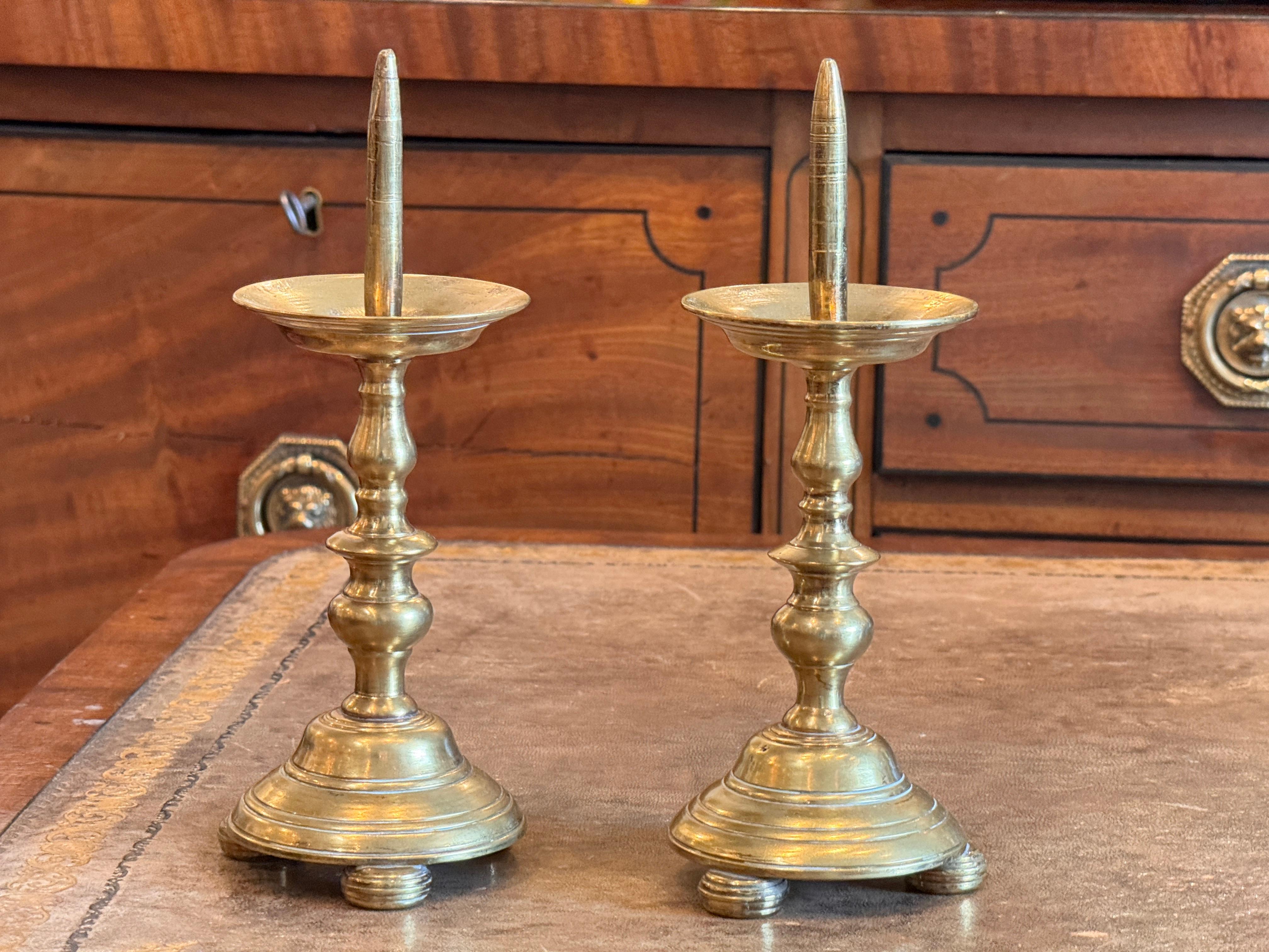 Coppia di piccoli bastoni da altare in ottone in vendita 1