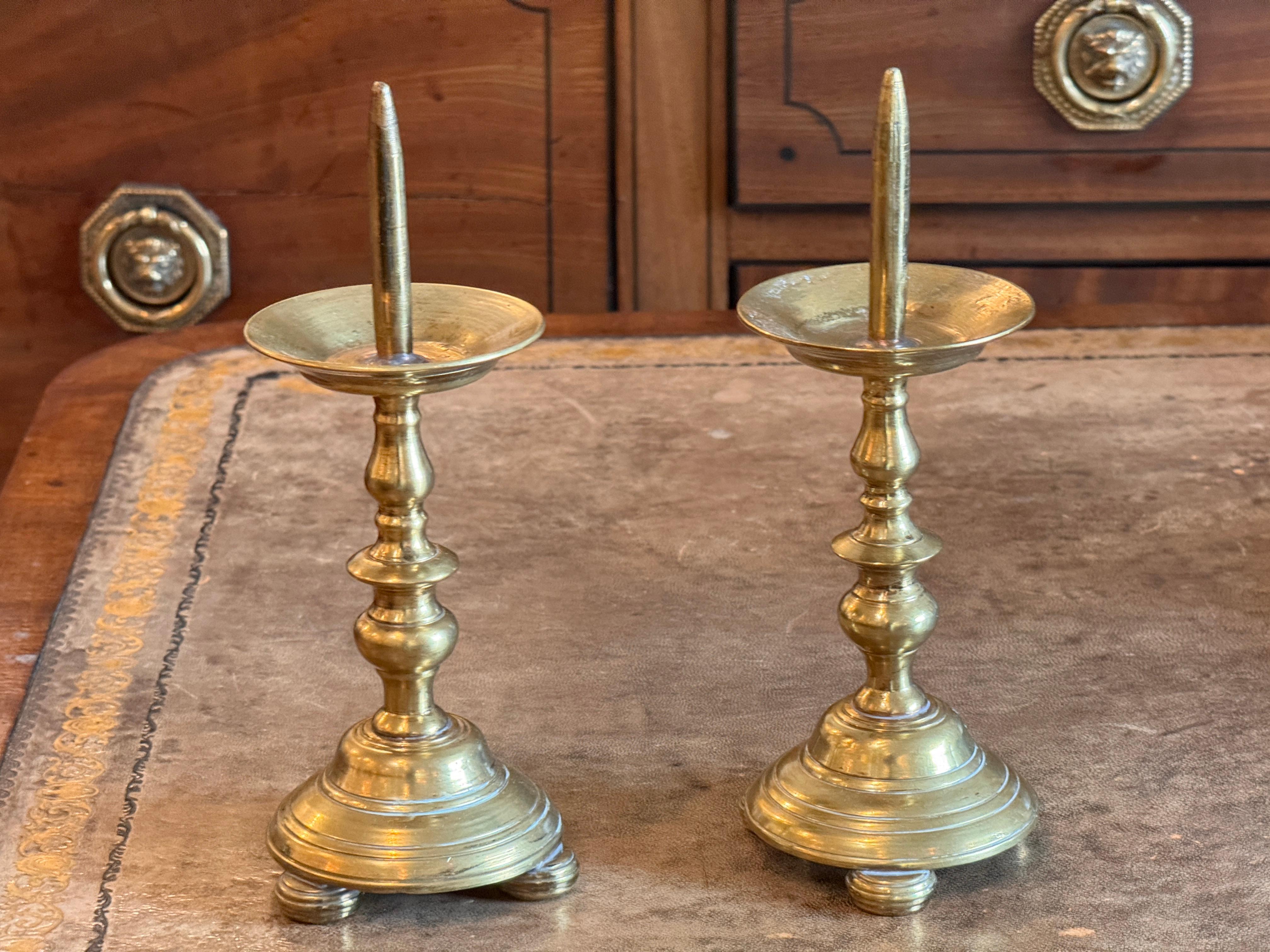 Coppia di piccoli bastoni da altare in ottone in vendita 2