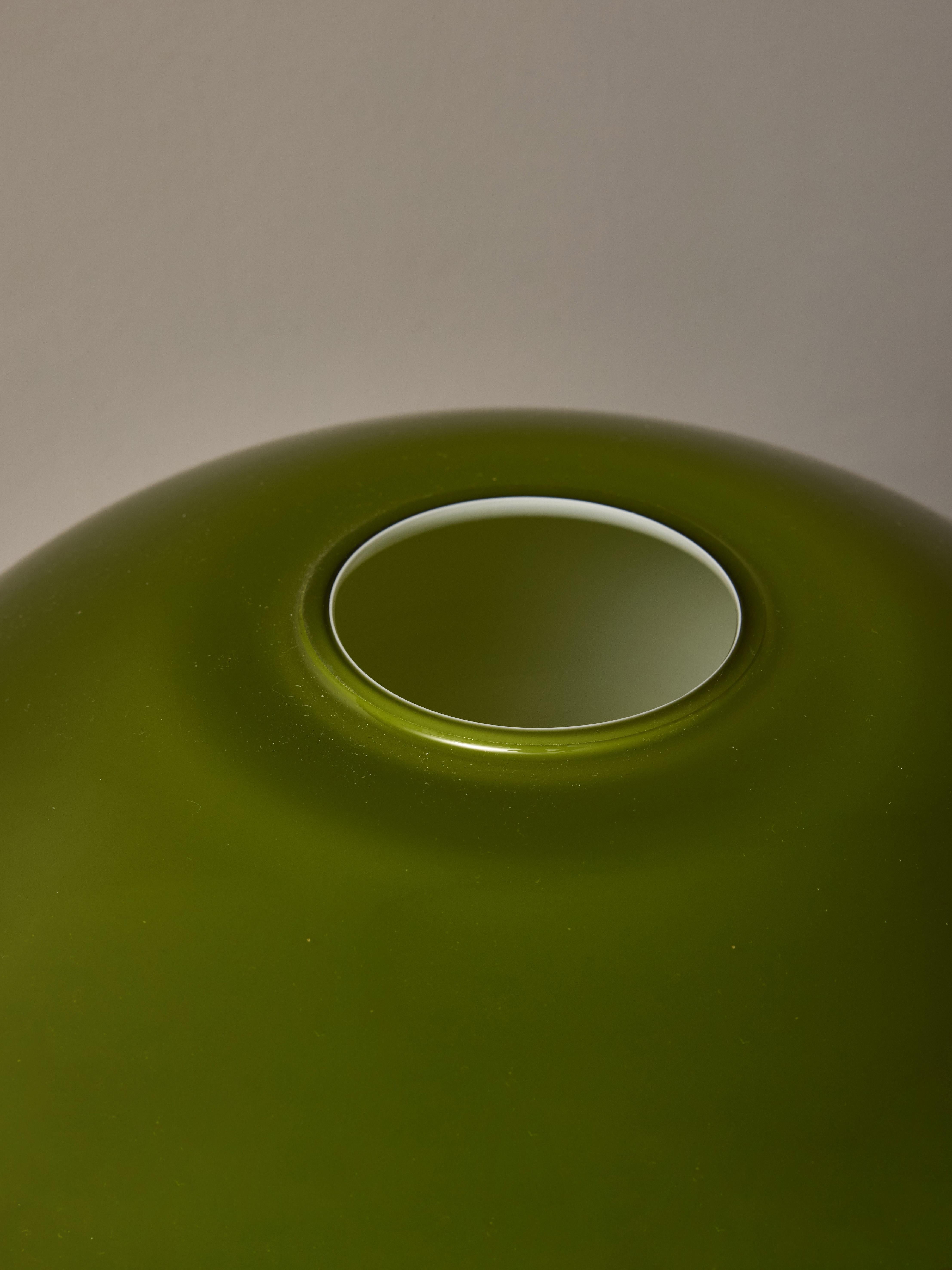 Pair of Small Brass and Matcha Glass Globe Table Lamps In New Condition For Sale In Saint-Ouen, IDF