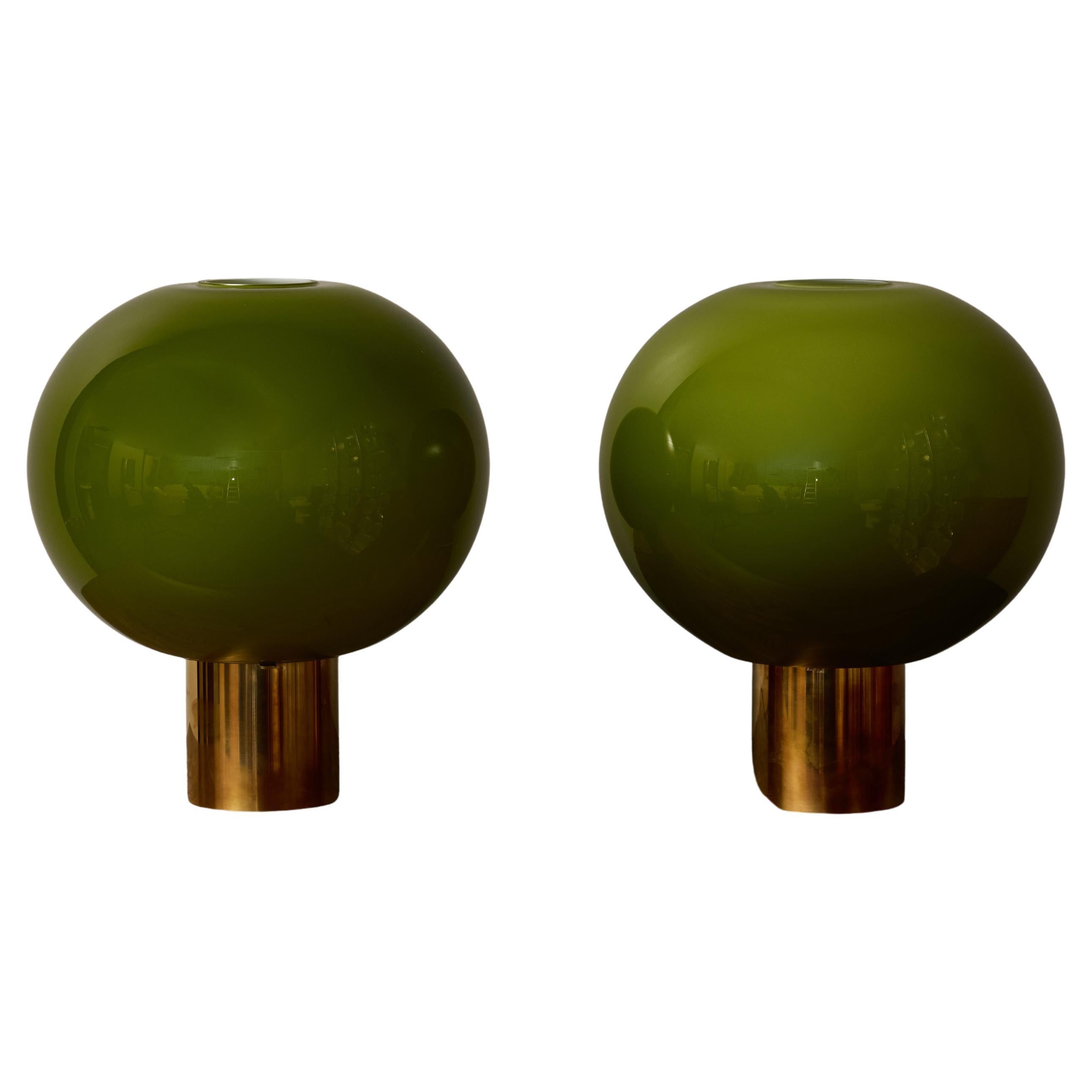 Paire de petites lampes de bureau globe en laiton et verre Matcha