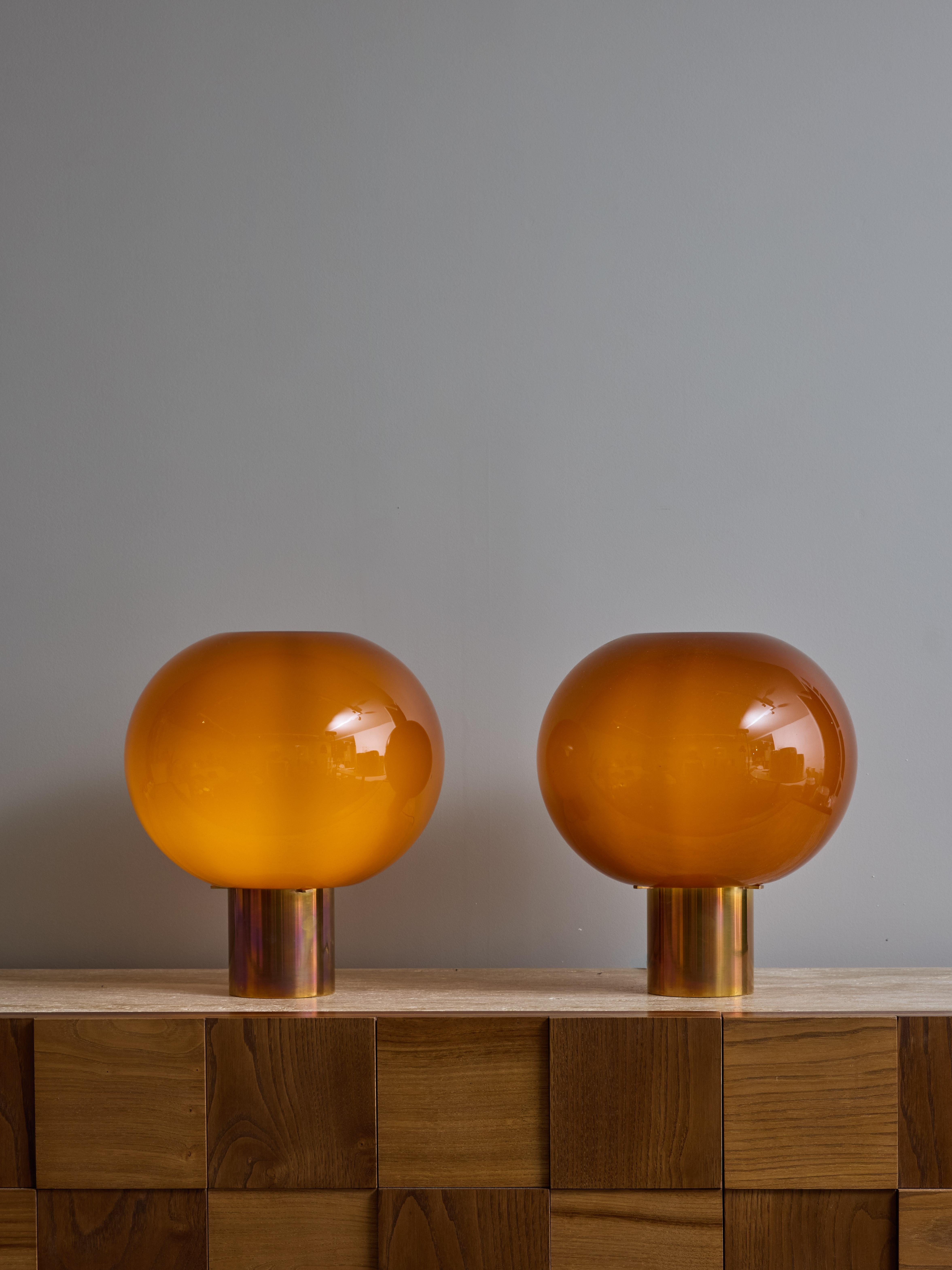 Moderne Paire de petites lampes de bureau globe en laiton et verre fumé en vente