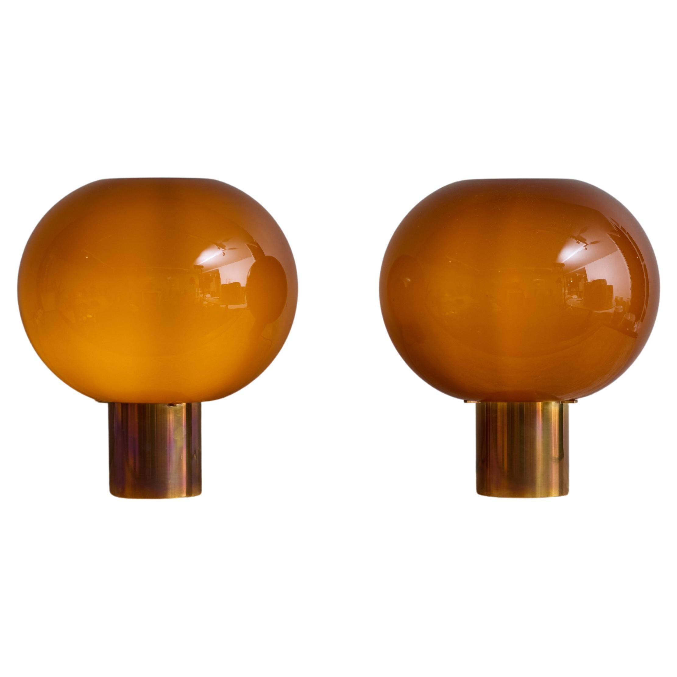 Paire de petites lampes de bureau globe en laiton et verre fumé en vente