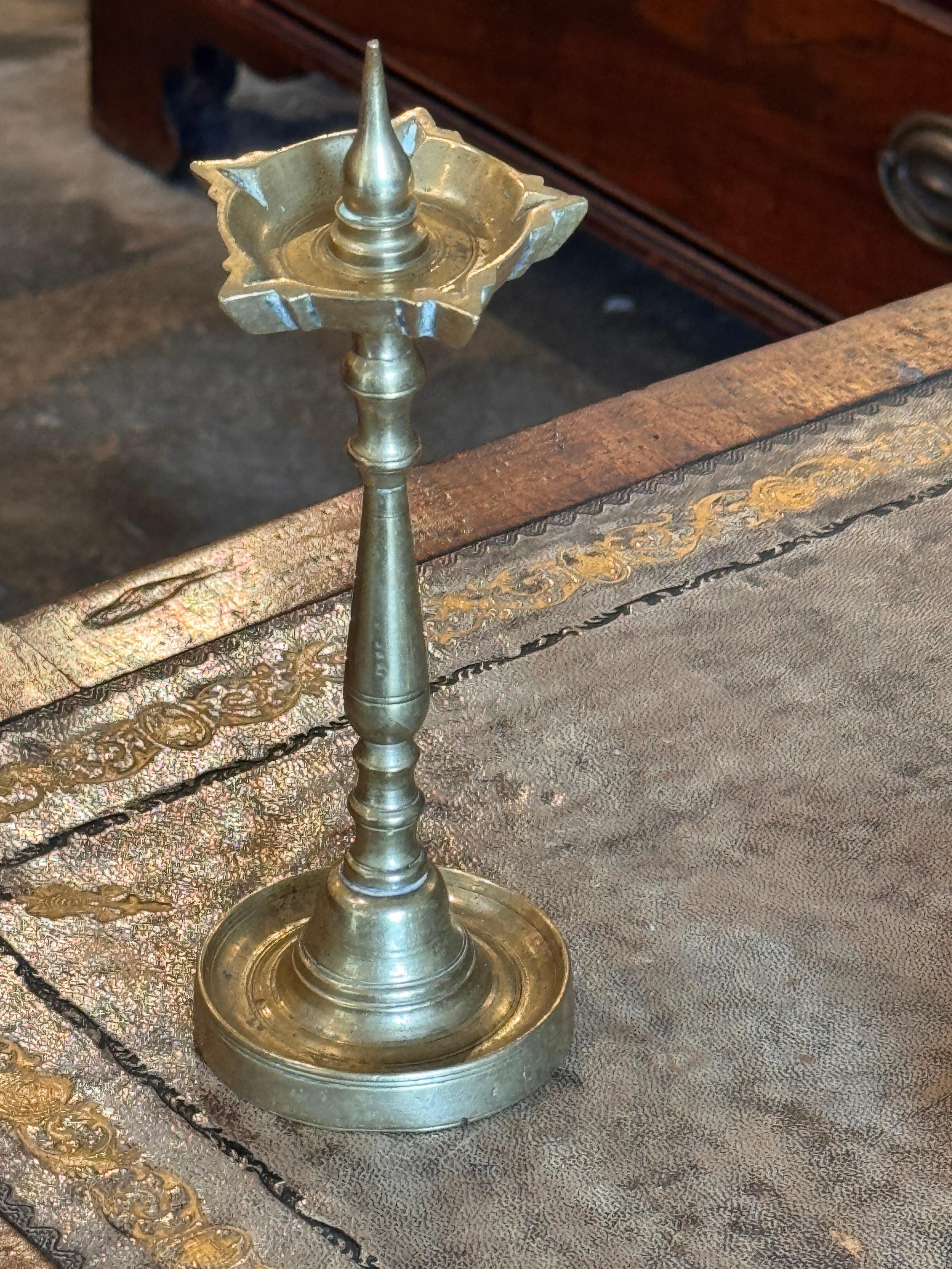 Inglese Coppia di piccoli grilli in ottone in vendita