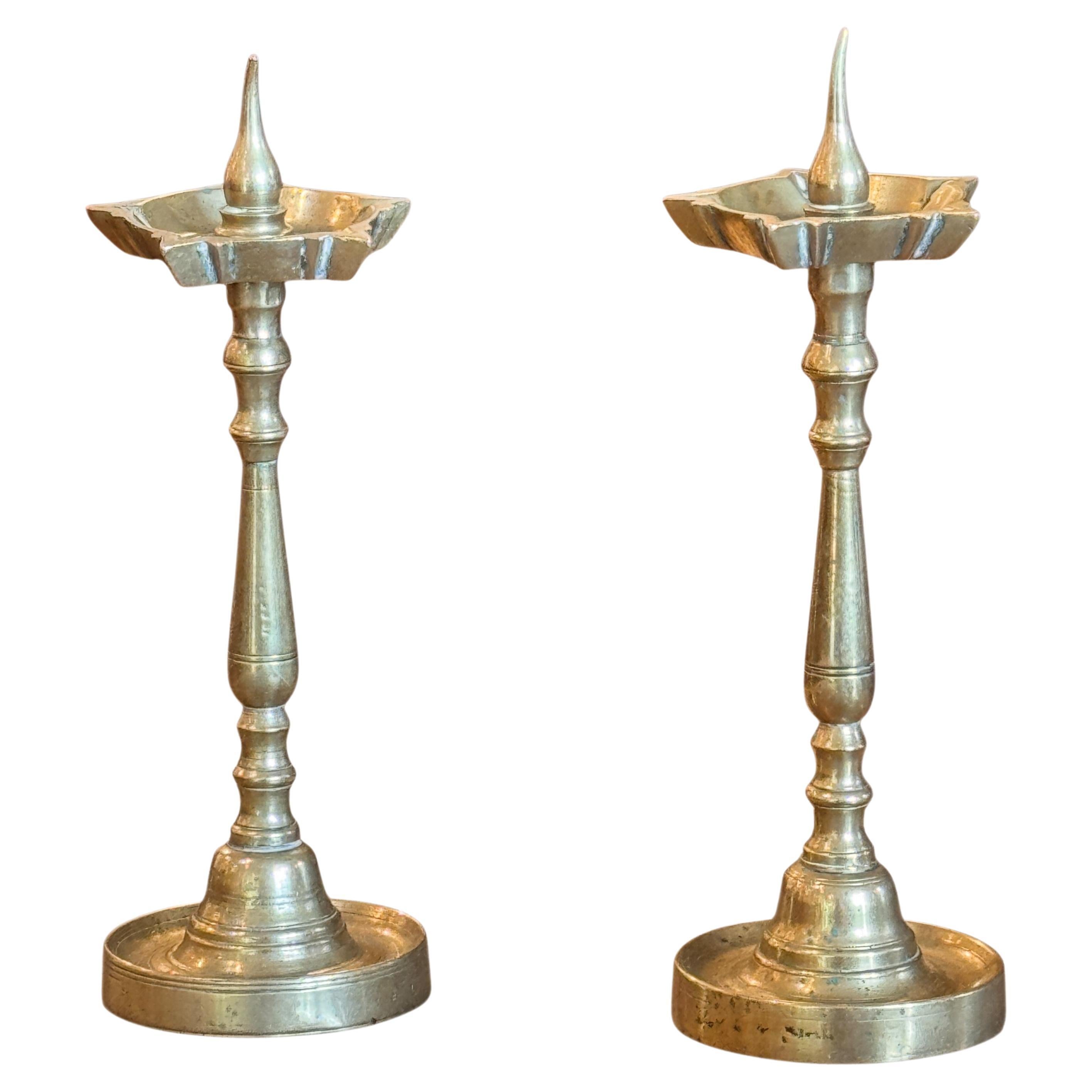 Coppia di piccoli grilli in ottone in vendita