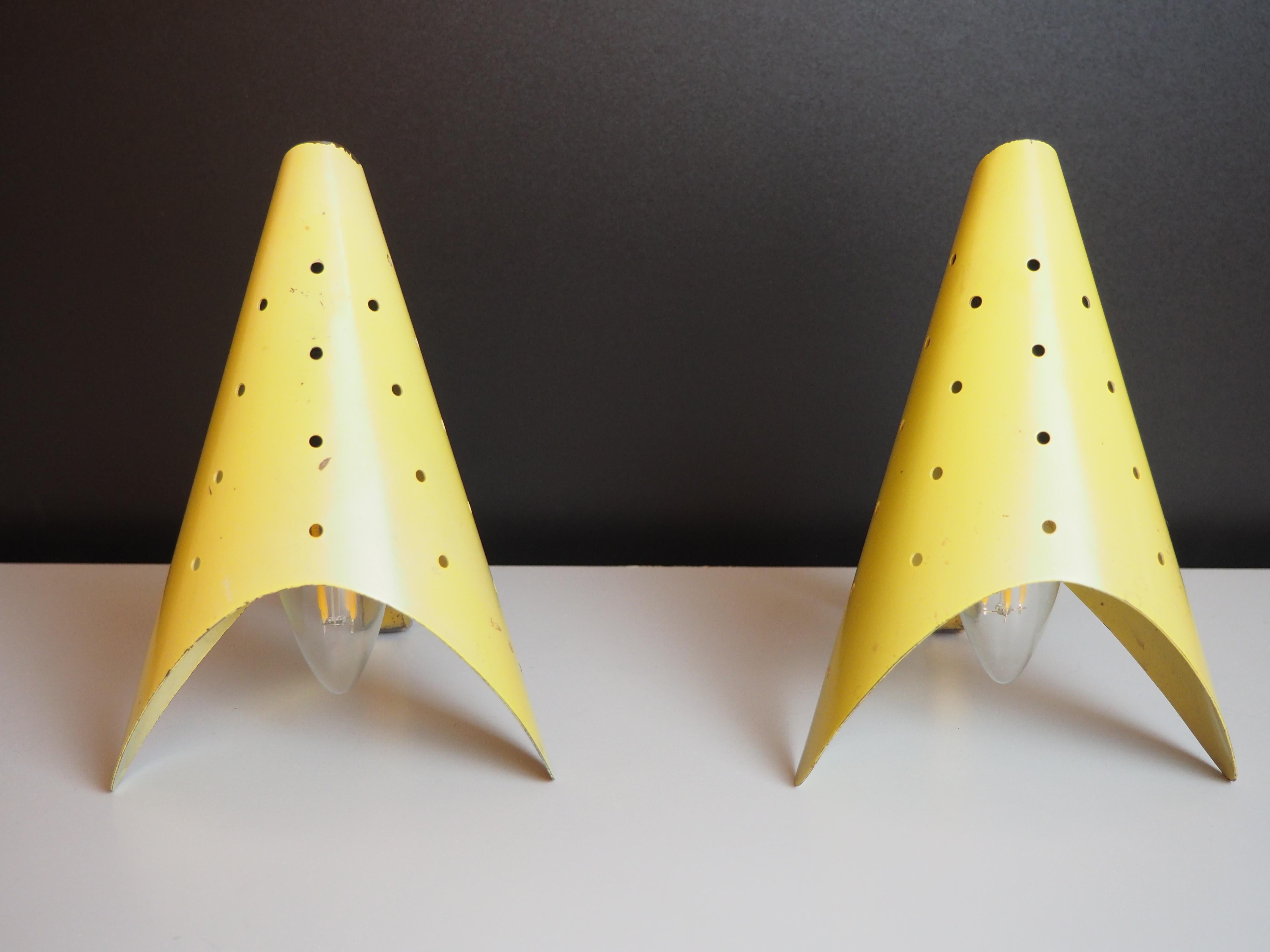 italien Paire de petites lampes de bureau jaunes attribuées à Stilnovo, vers les années 1950 en vente
