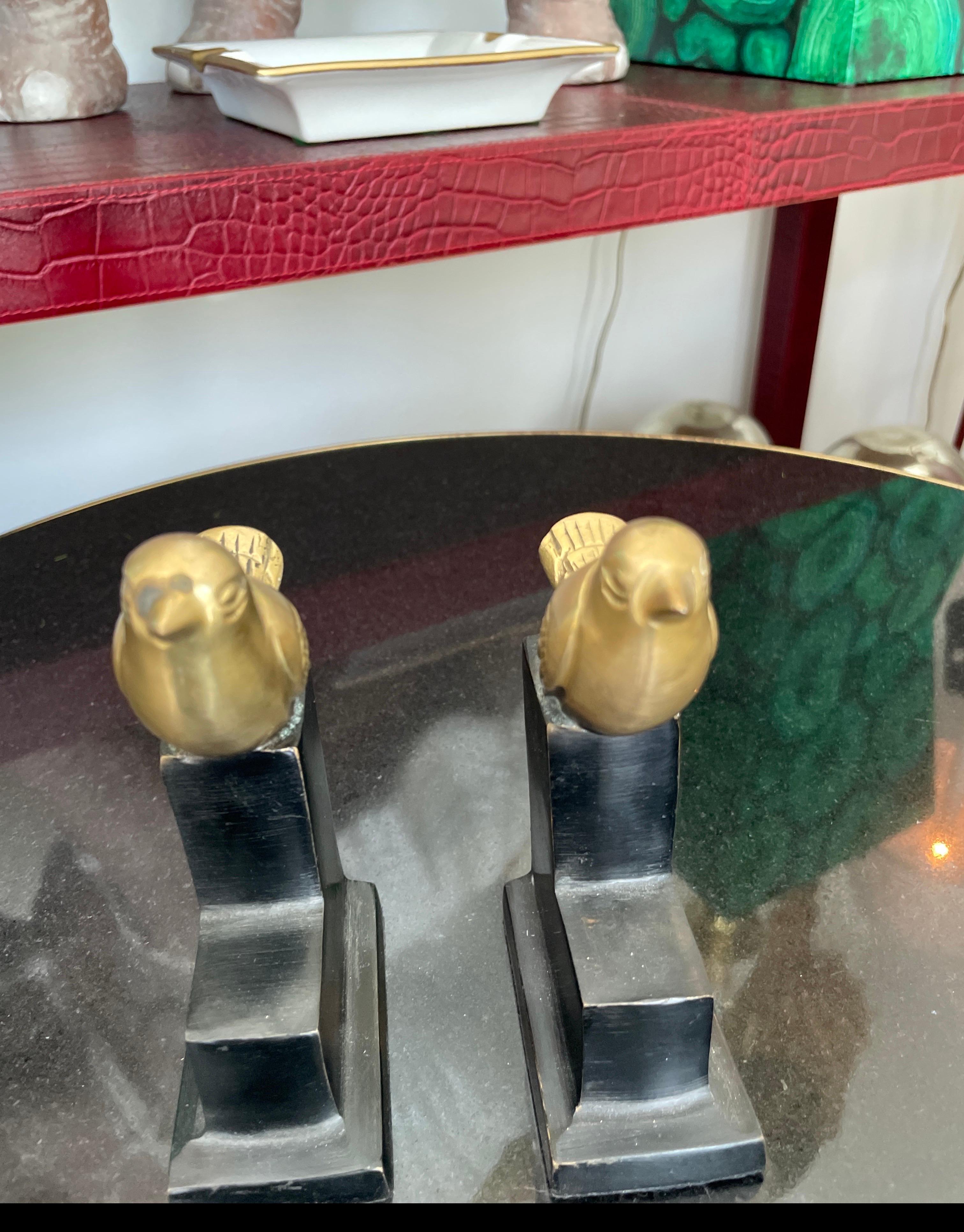 Pareja de pequeños sujetalibros de bronce con pájaros Italiano en venta