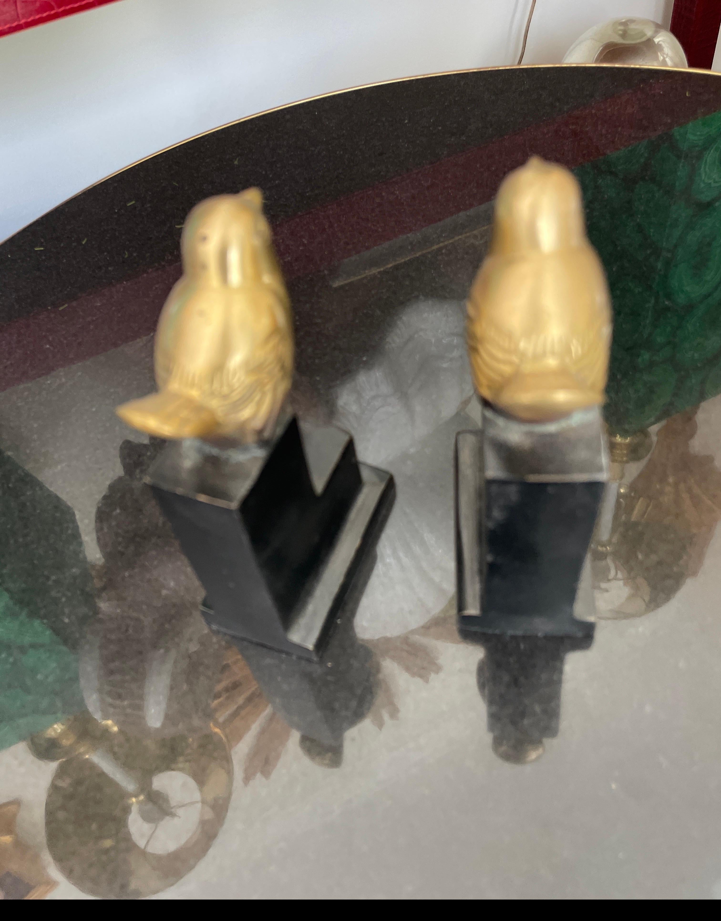 Pareja de pequeños sujetalibros de bronce con pájaros siglo XX en venta