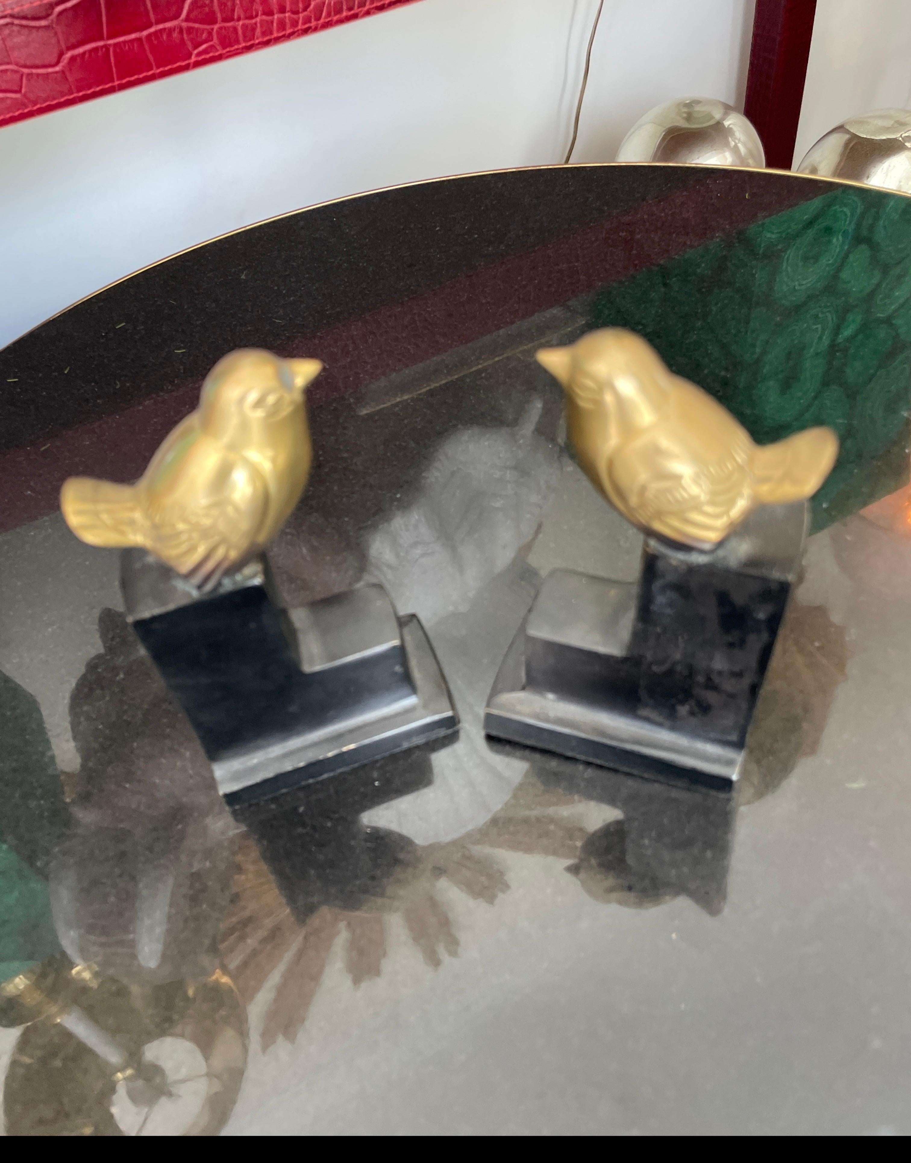 Pareja de pequeños sujetalibros de bronce con pájaros Bronce en venta