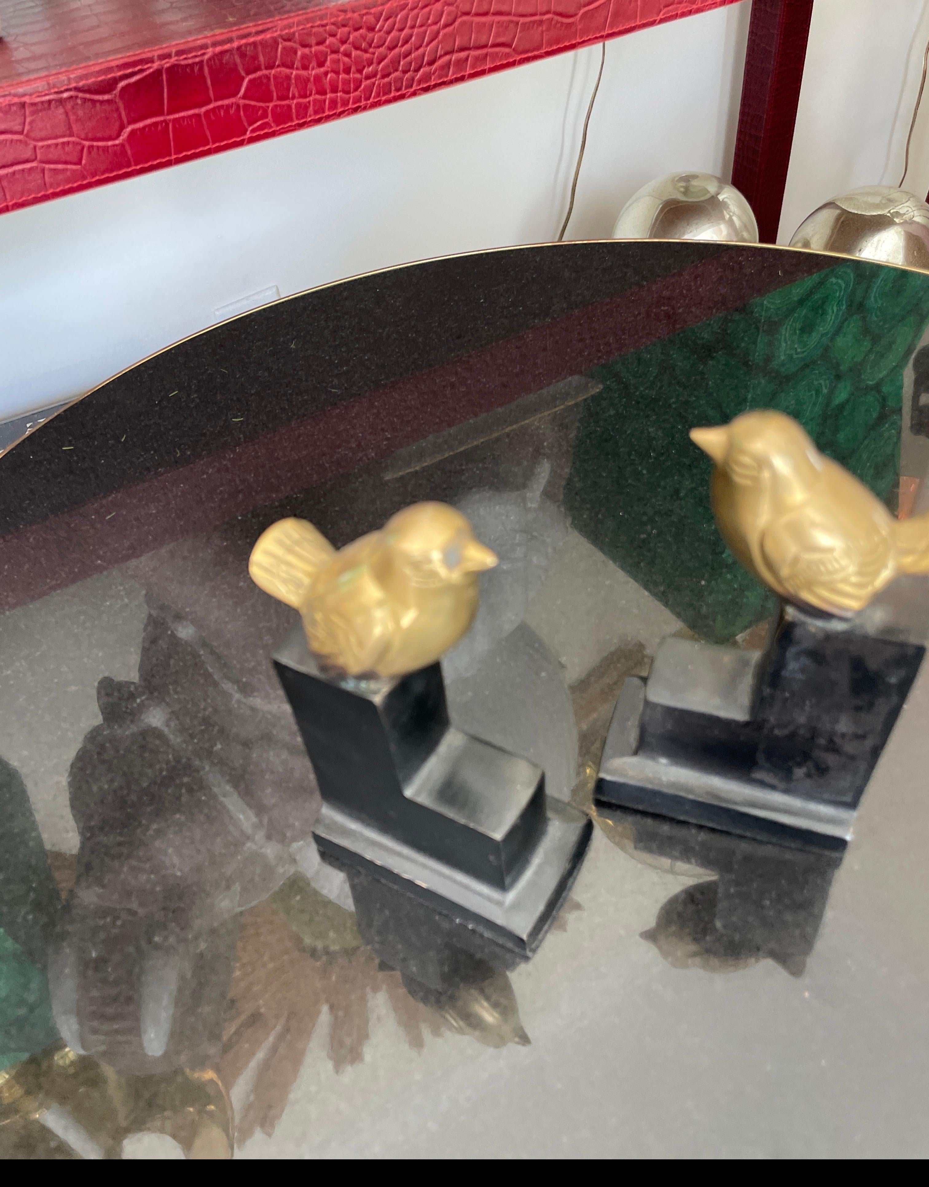 Pareja de pequeños sujetalibros de bronce con pájaros en venta 1