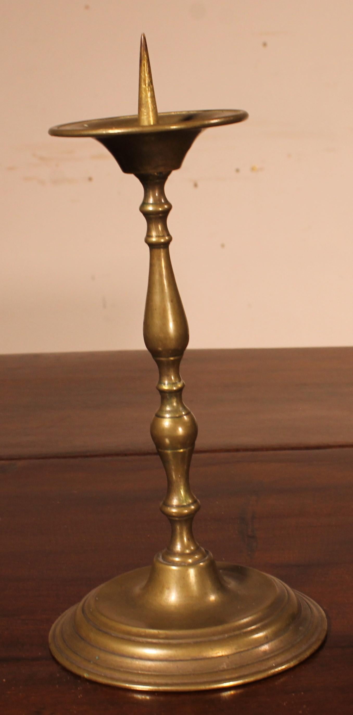 Paar kleine Kerzenständer aus Bronze – 18. Jahrhundert im Angebot 1