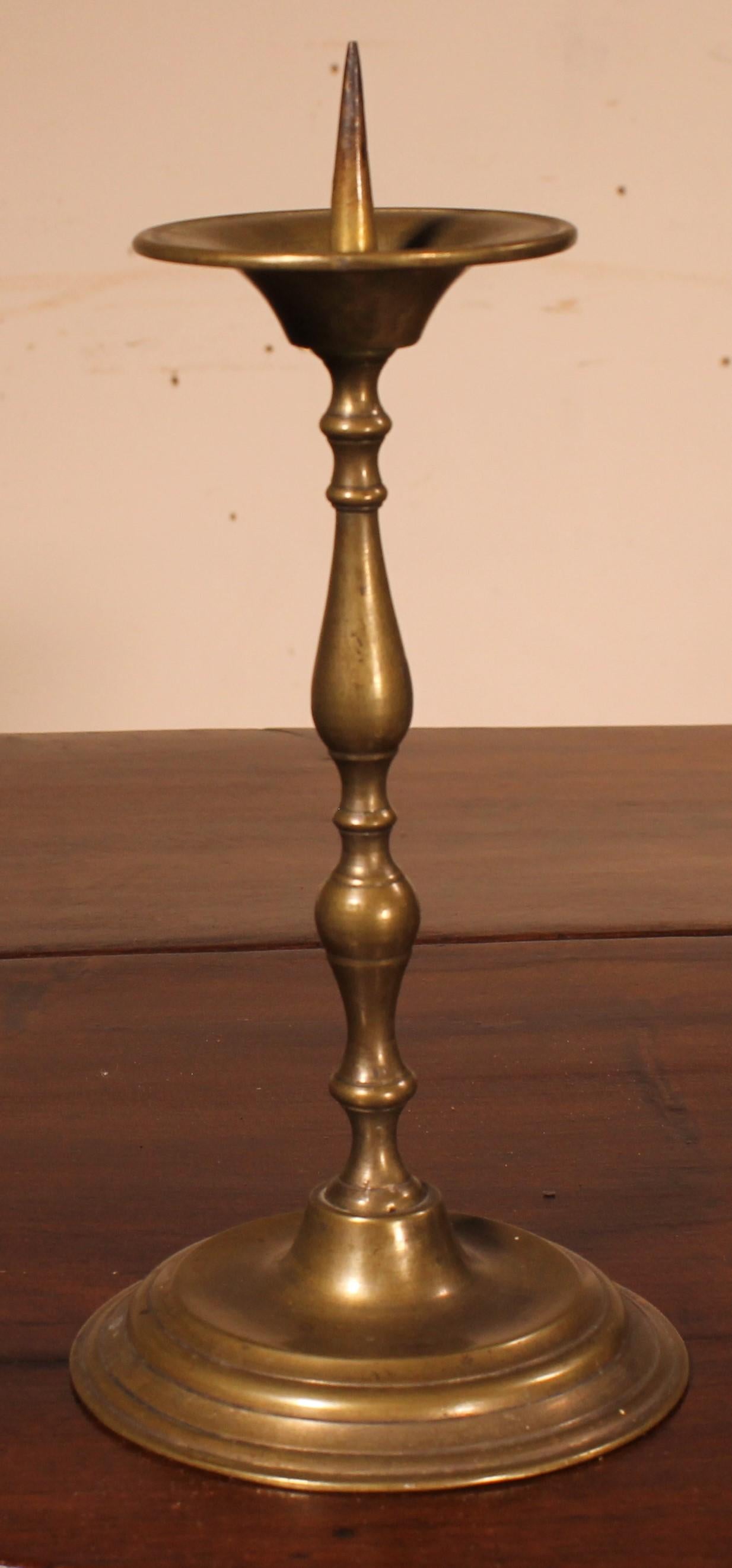 Paar kleine Kerzenständer aus Bronze – 18. Jahrhundert im Angebot 2