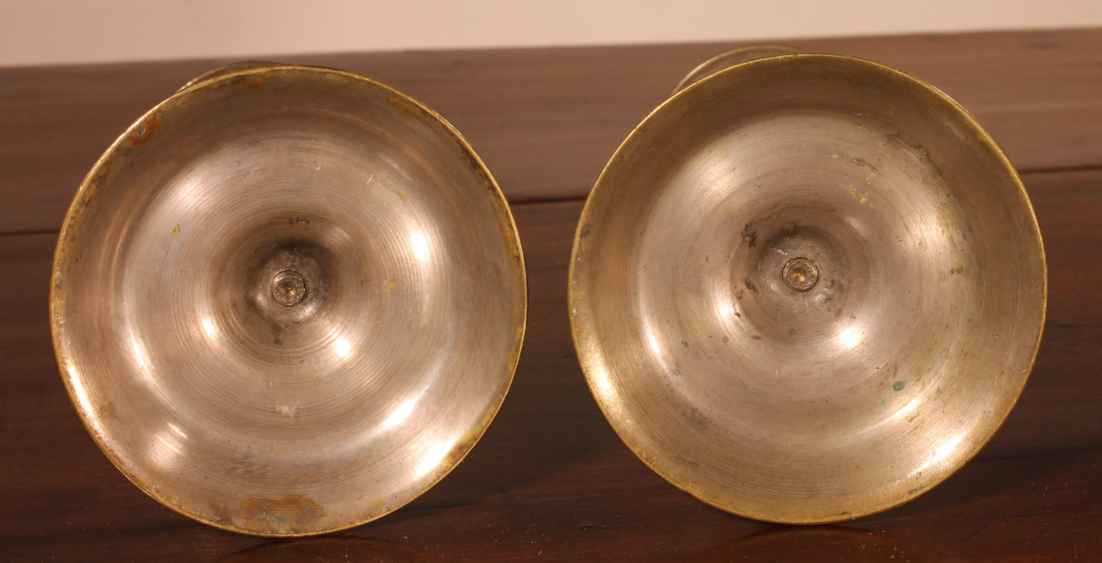 Paar kleine Kerzenständer aus Bronze – 18. Jahrhundert im Angebot 3
