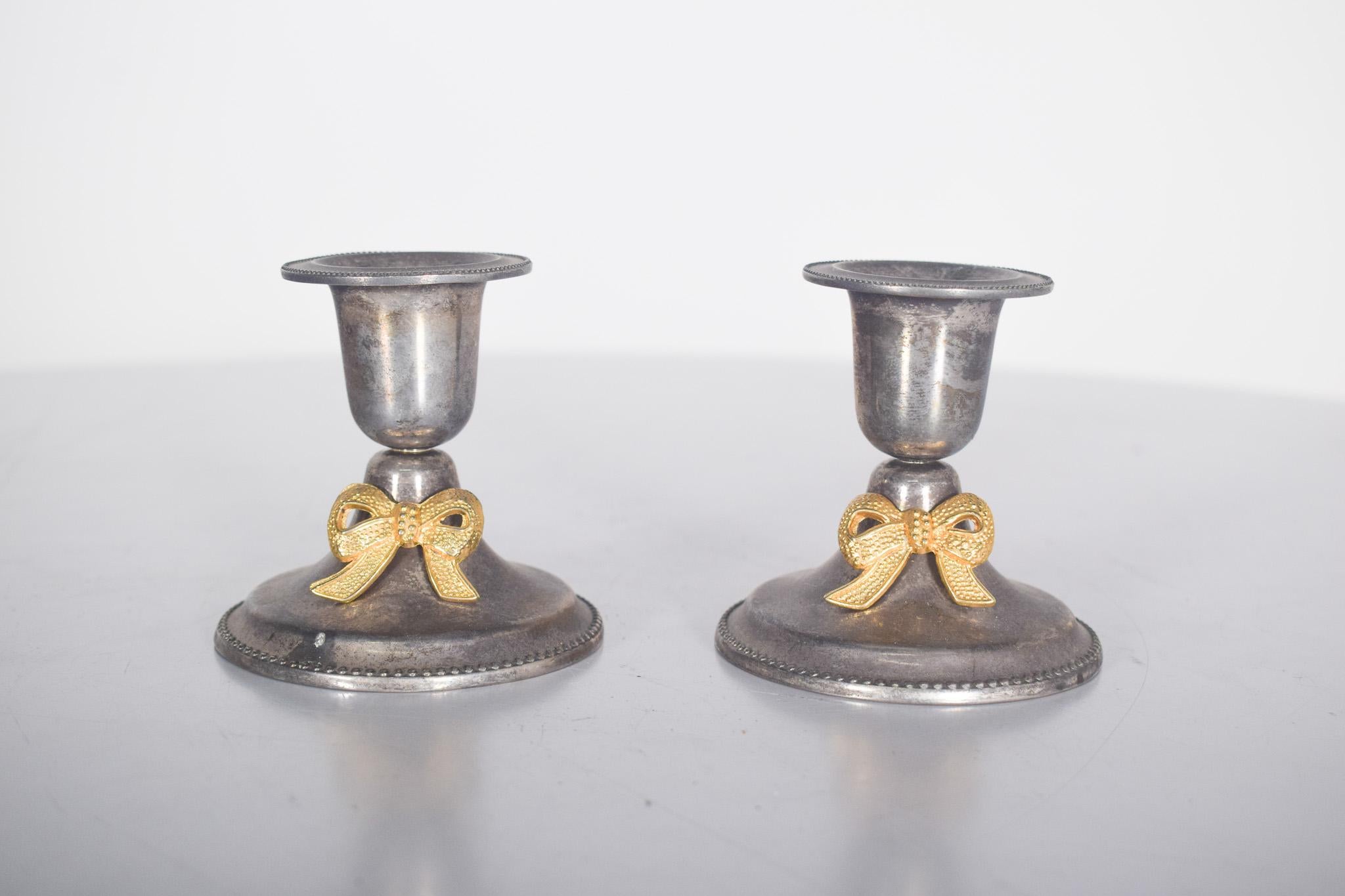 Argent Paire de petits chandeliers en métal Silver en vente