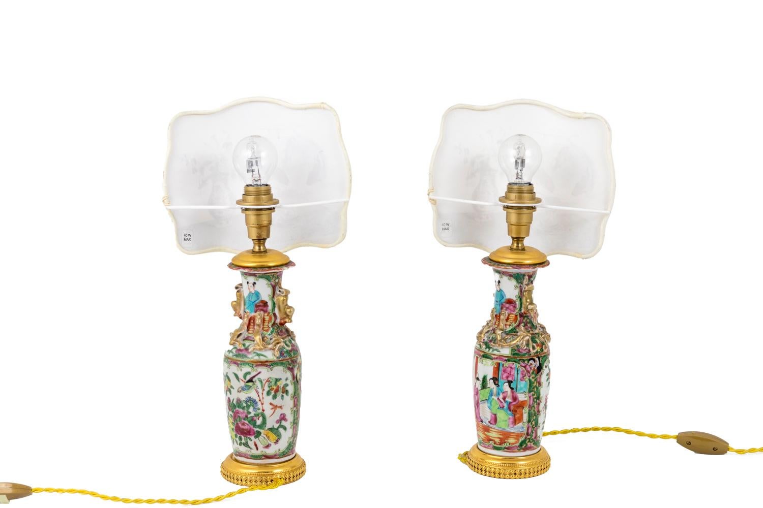 Pair of Small Canton Porcelain Lamps with Screens, circa 1880 In Good Condition In Saint-Ouen, FR