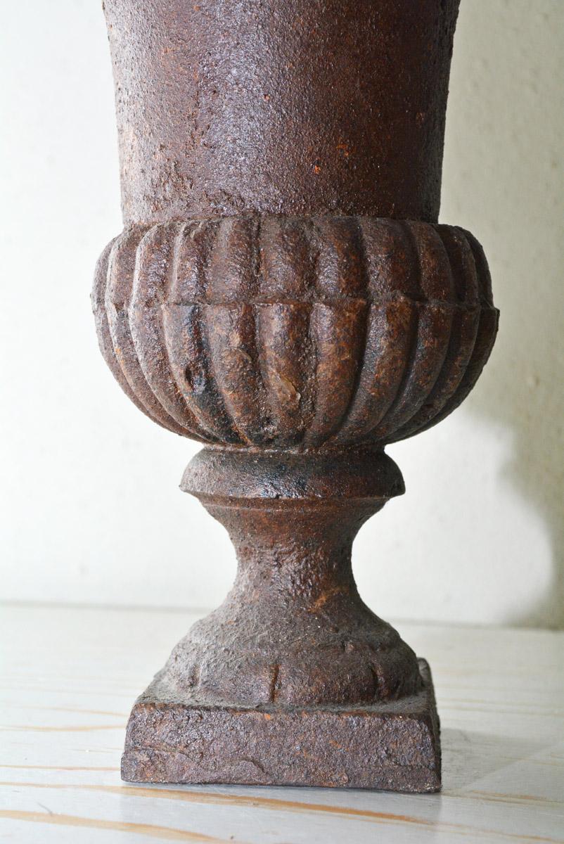 Paar kleine Urnen aus Gusseisen im viktorianischen Stil (amerikanisch) im Angebot