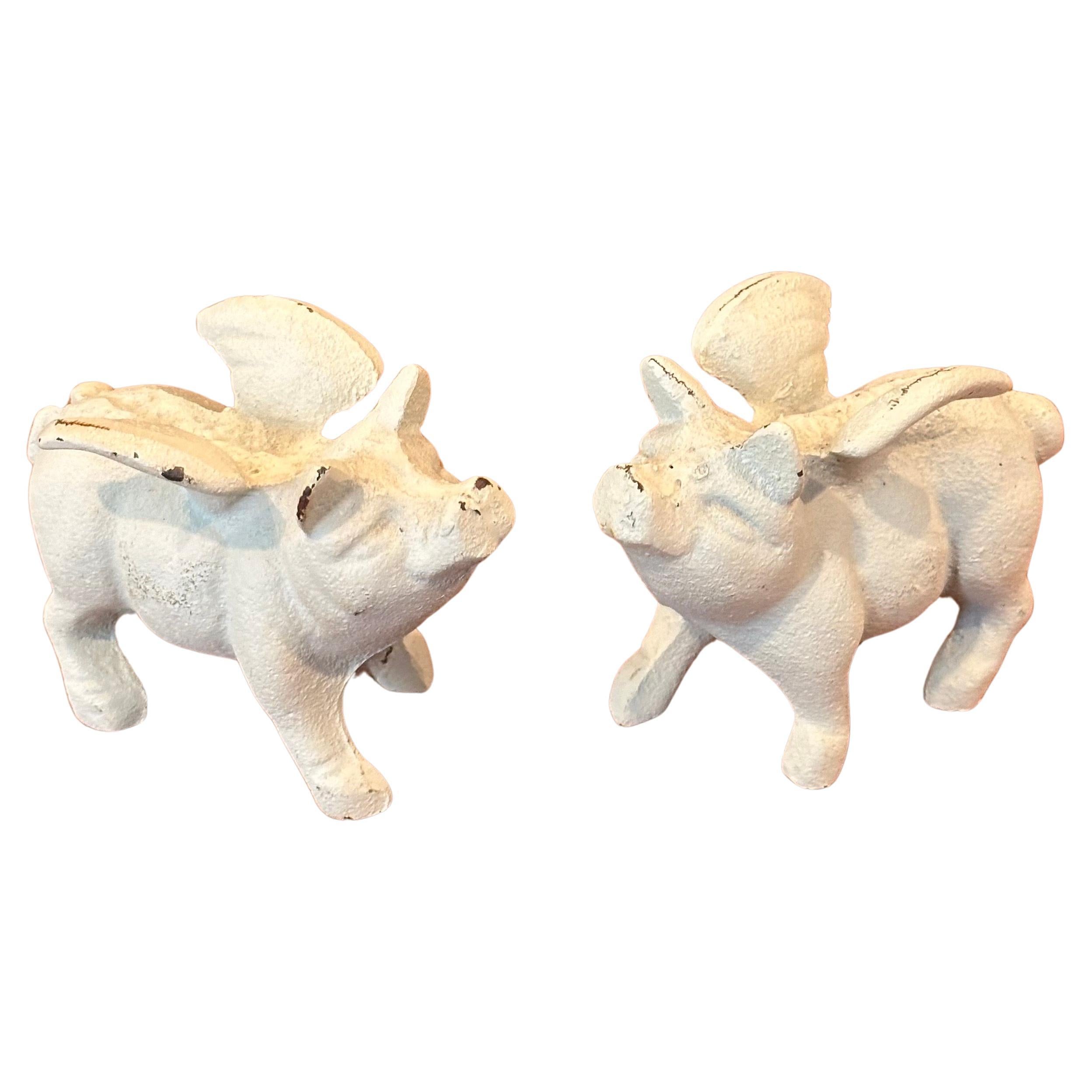 Paar kleine Briefbeschwerer/Skulpturen aus Gusseisen „ When Pigs Fly“