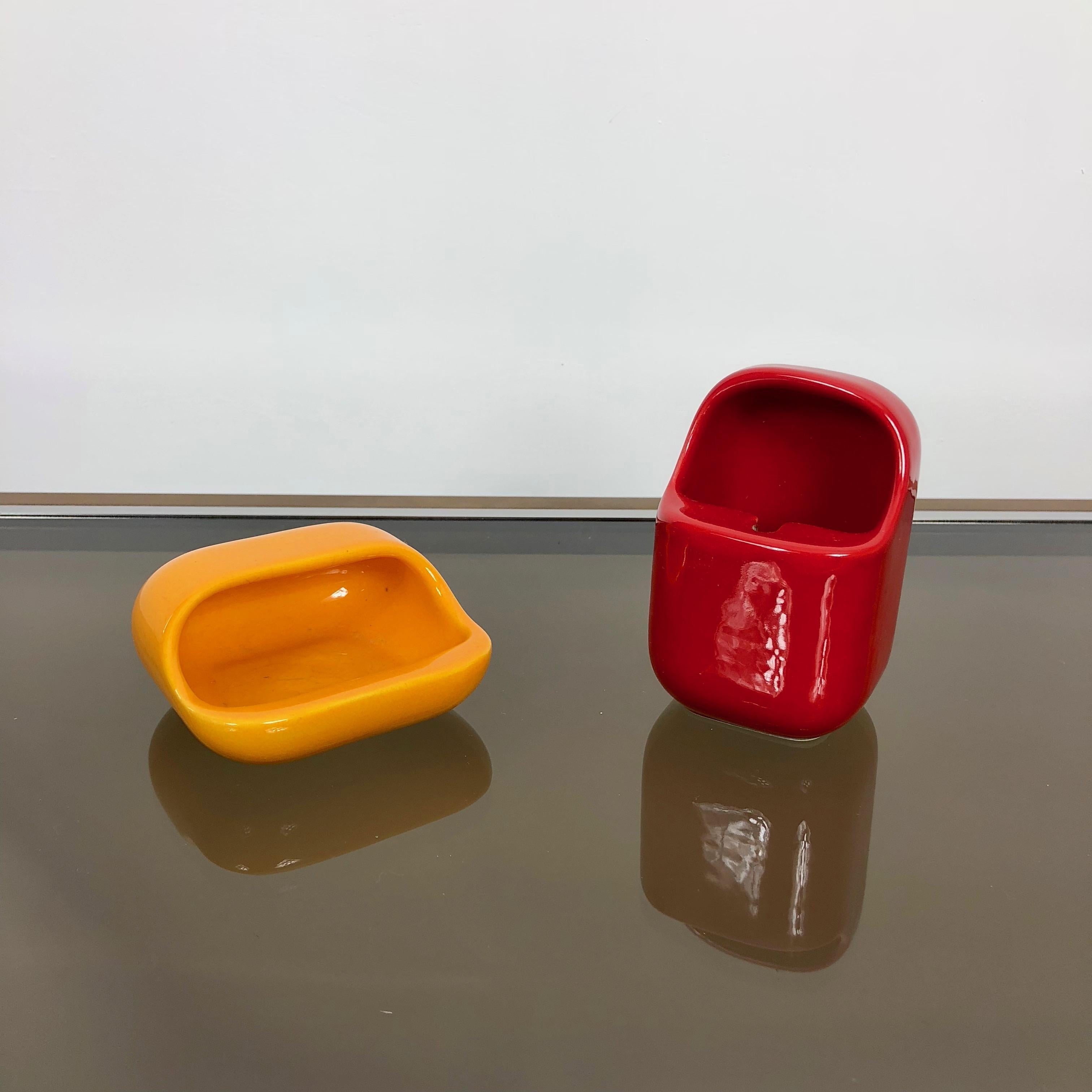 Pair of small ceramic red and orange ashtray by Gabbianelli, Italy, 1970s.

Dimensions: 8 x 8 x 3.5 - red 6 x 6 x 9 cm.
 