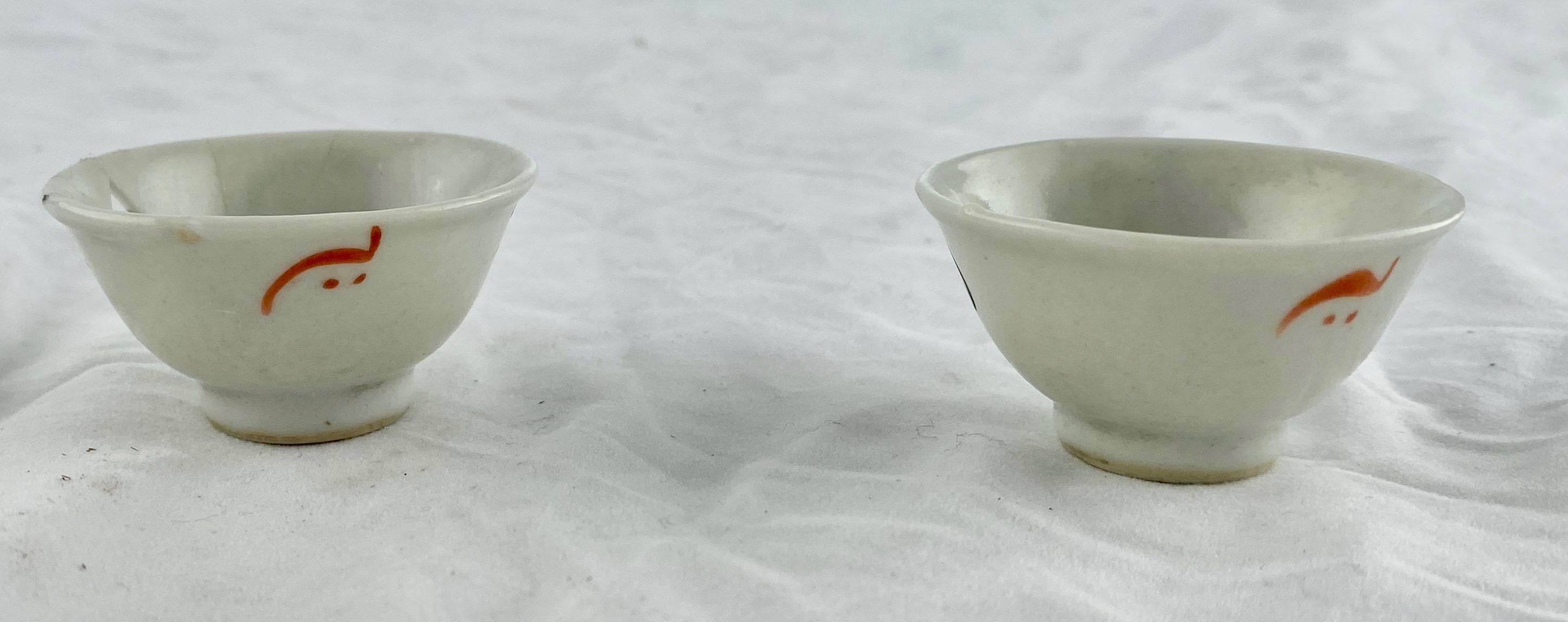 Kleine chinesische Tassen, frühes 19. Jahrhundert, Paar (Gemalt) im Angebot