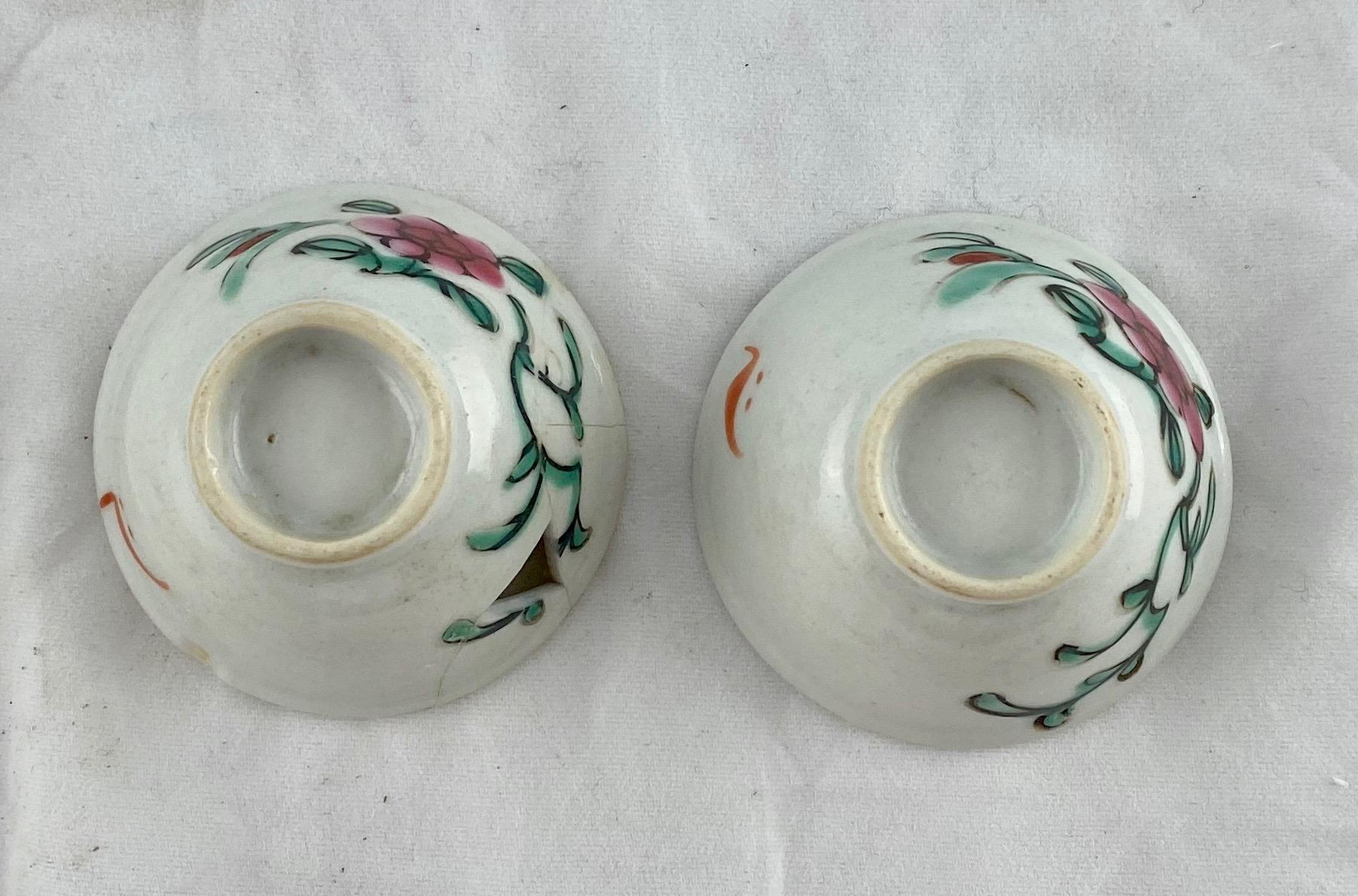 Kleine chinesische Tassen, frühes 19. Jahrhundert, Paar im Zustand „Starke Gebrauchsspuren“ im Angebot in Stockholm, SE