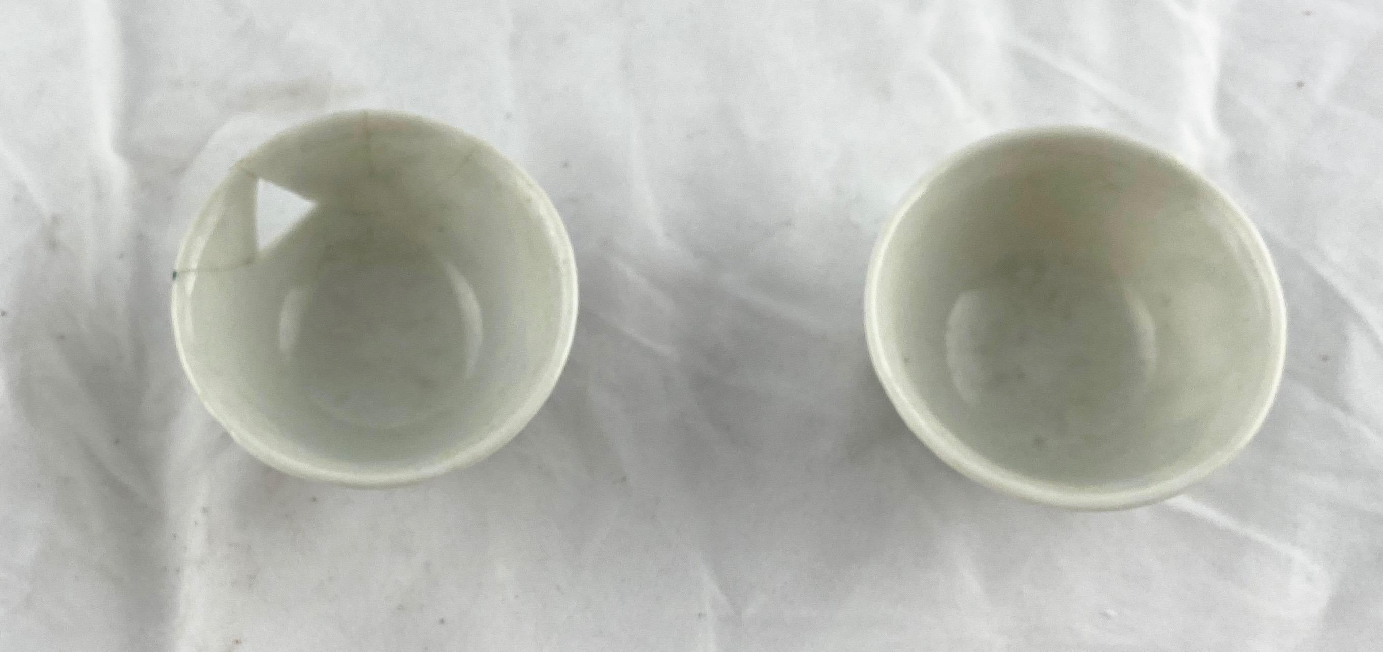 Kleine chinesische Tassen, frühes 19. Jahrhundert, Paar im Angebot 1