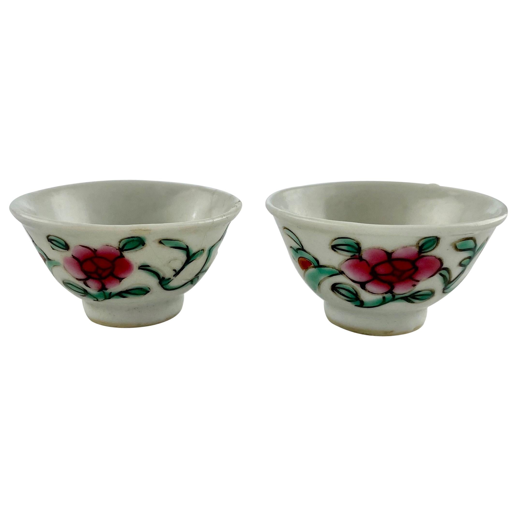 Kleine chinesische Tassen, frühes 19. Jahrhundert, Paar im Angebot