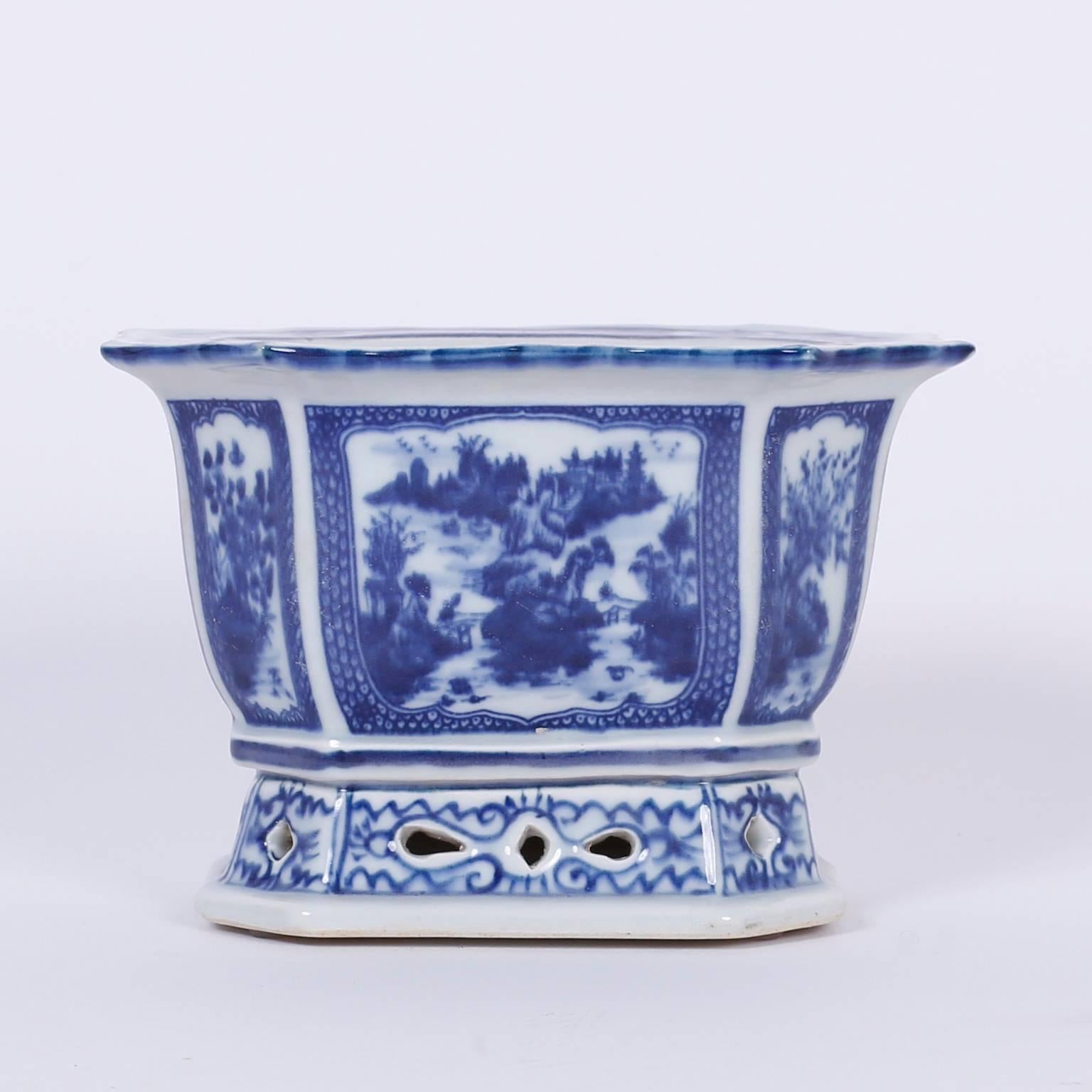Petite paire de jardinières en porcelaine bleue et blanche de forme octogonale inhabituelle:: avec des scènes de forêt décorées à la main sur les huit côtés.