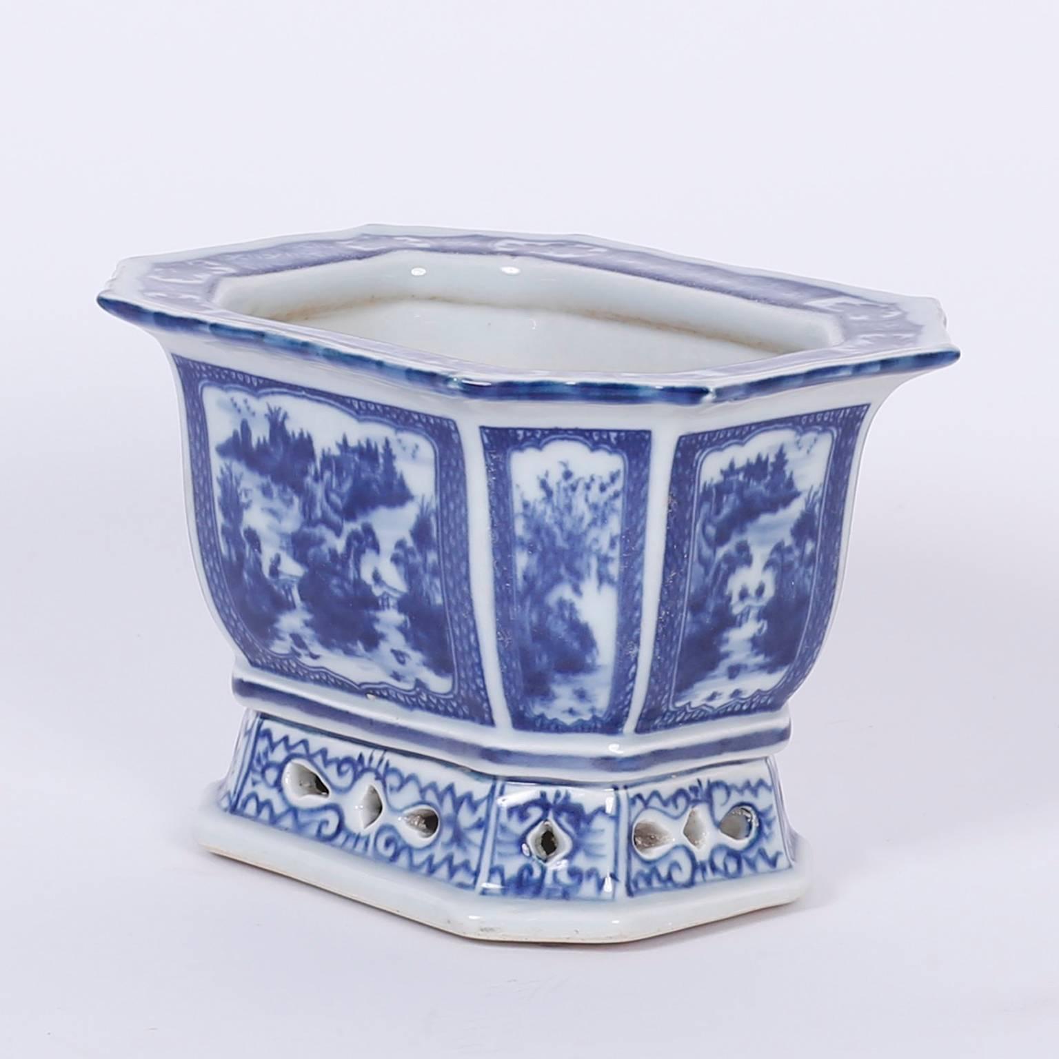 Exportation chinoise Paire de petites jardinières de style export chinois en bleu et blanc
