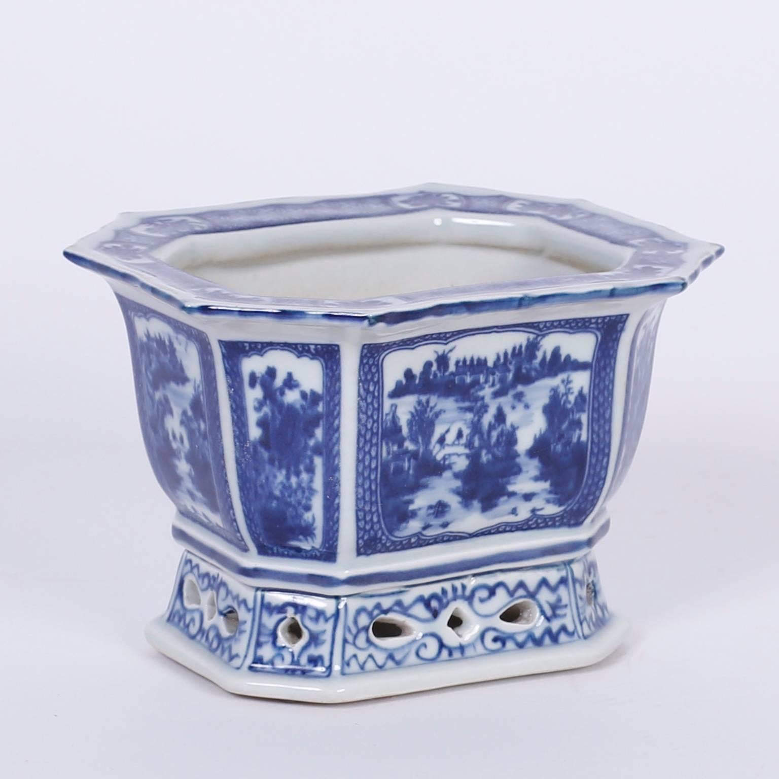 Chinois Paire de petites jardinières de style export chinois en bleu et blanc