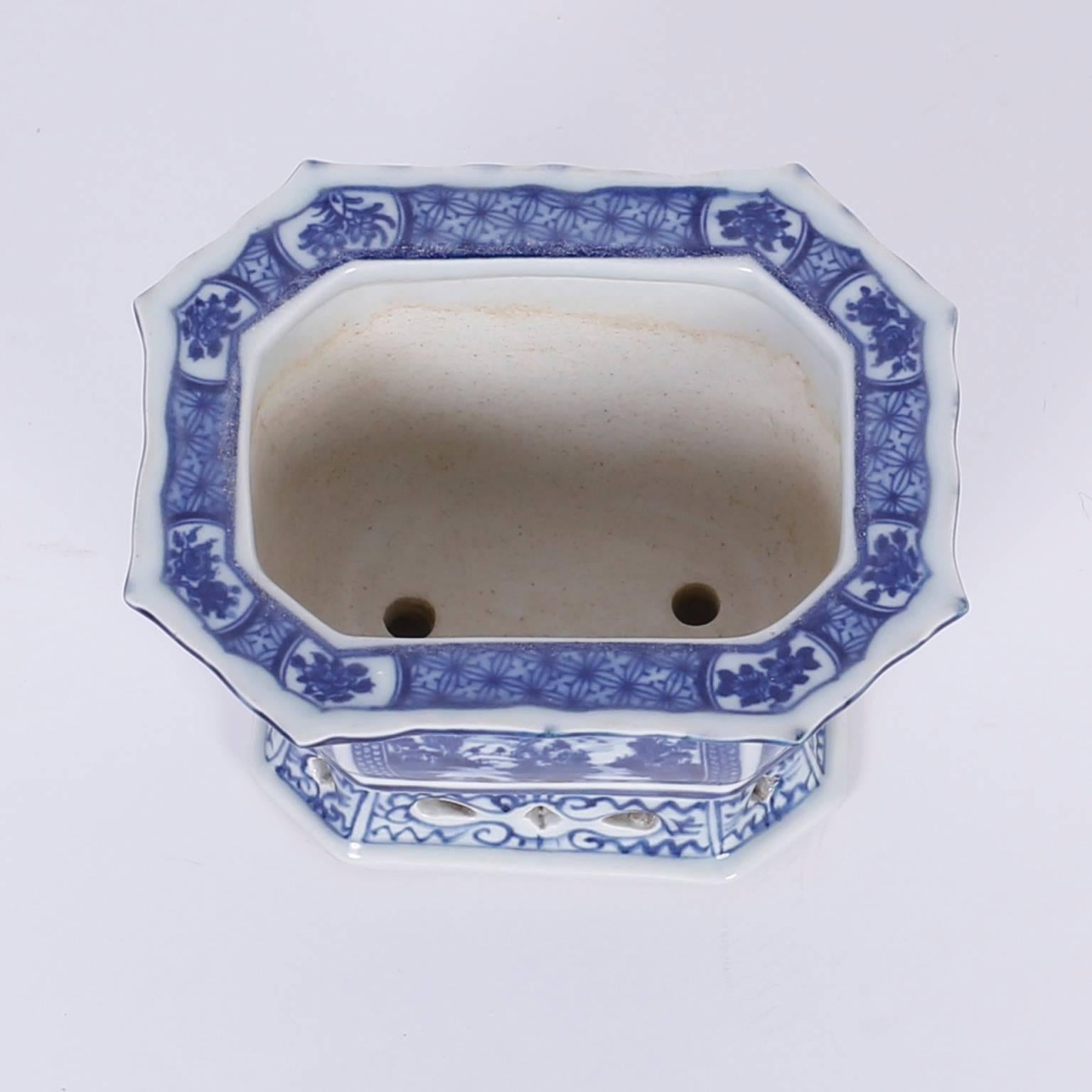 Paire de petites jardinières de style export chinois en bleu et blanc Excellent état à Palm Beach, FL