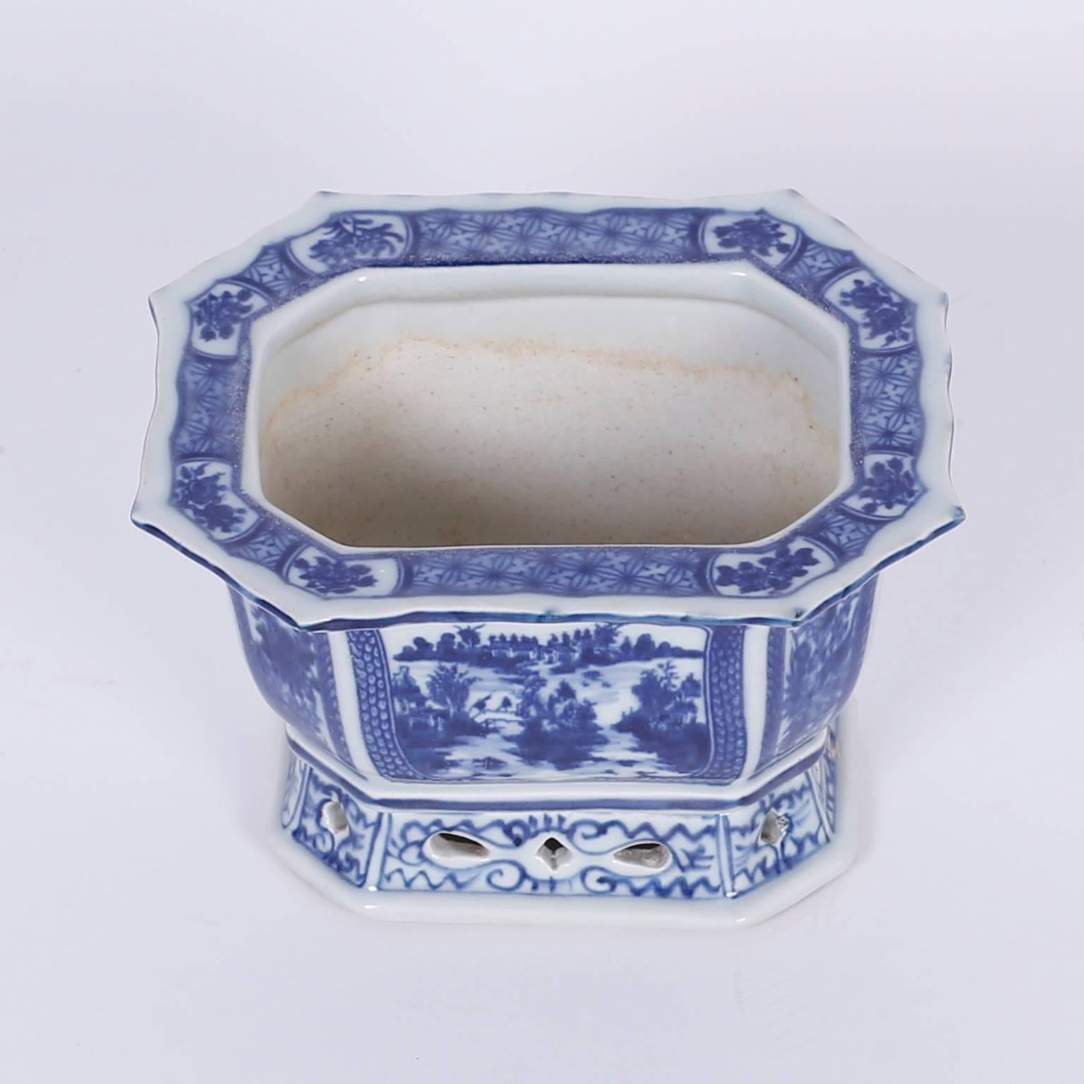 20ième siècle Paire de petites jardinières de style export chinois en bleu et blanc
