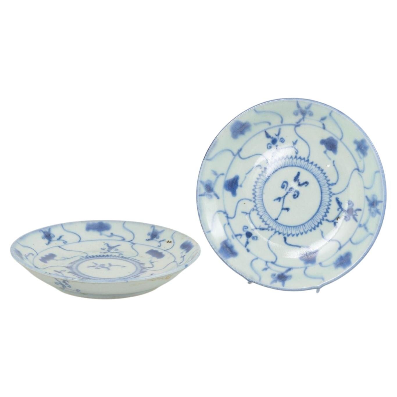Pair of small Chinese porcelain plates with floral and vine motifs. 19th C. For Sale