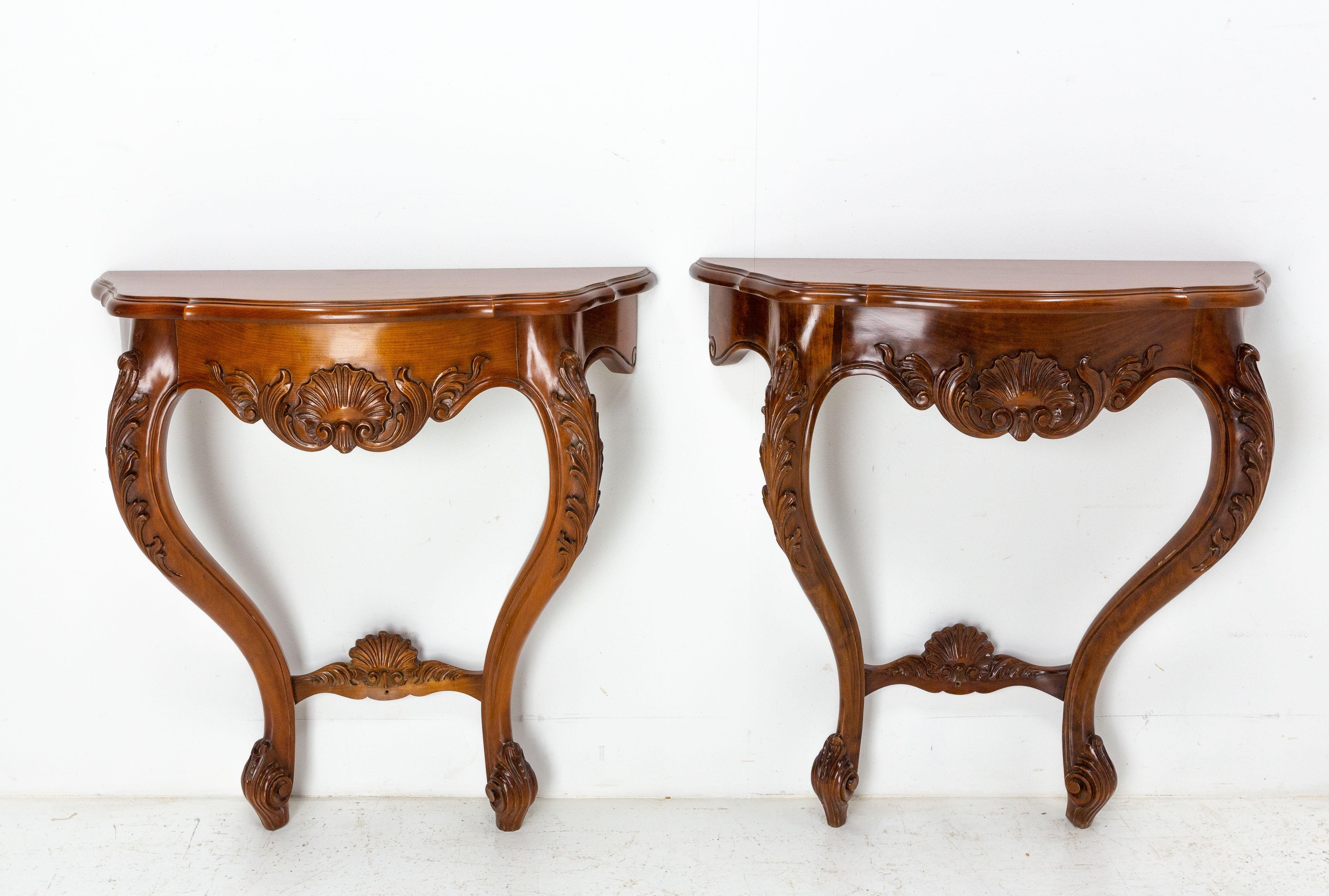 Small pair of console tables unusual demilune wall-mounted shelves, 
Shells and vegetal decoration
Curved feet
Very good condition

Shipping:
L81 P40 H86 17kg