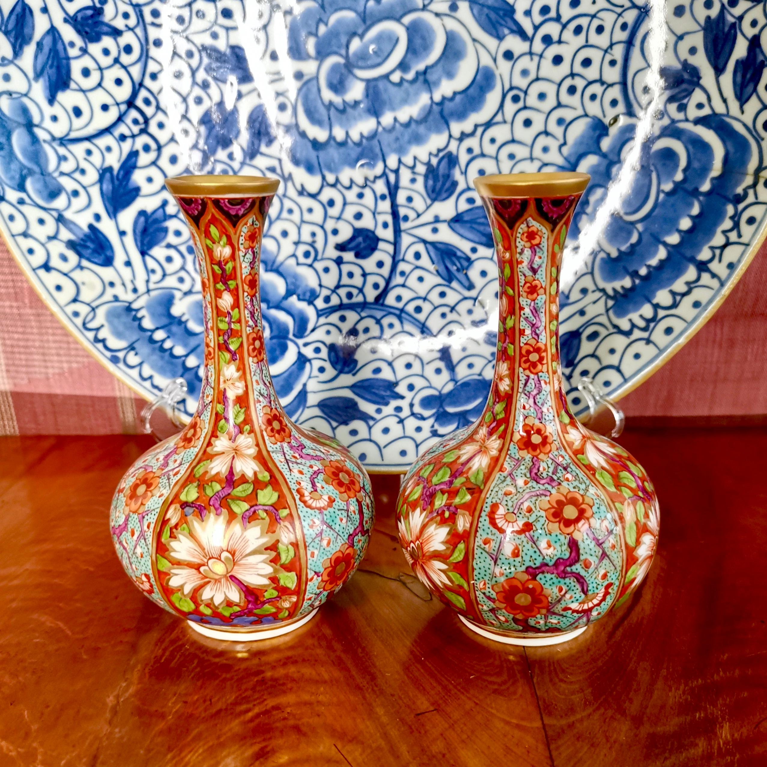 Pair of Small Derby Bottle Vases, Kakiemon Pattern, 1800-1825 6