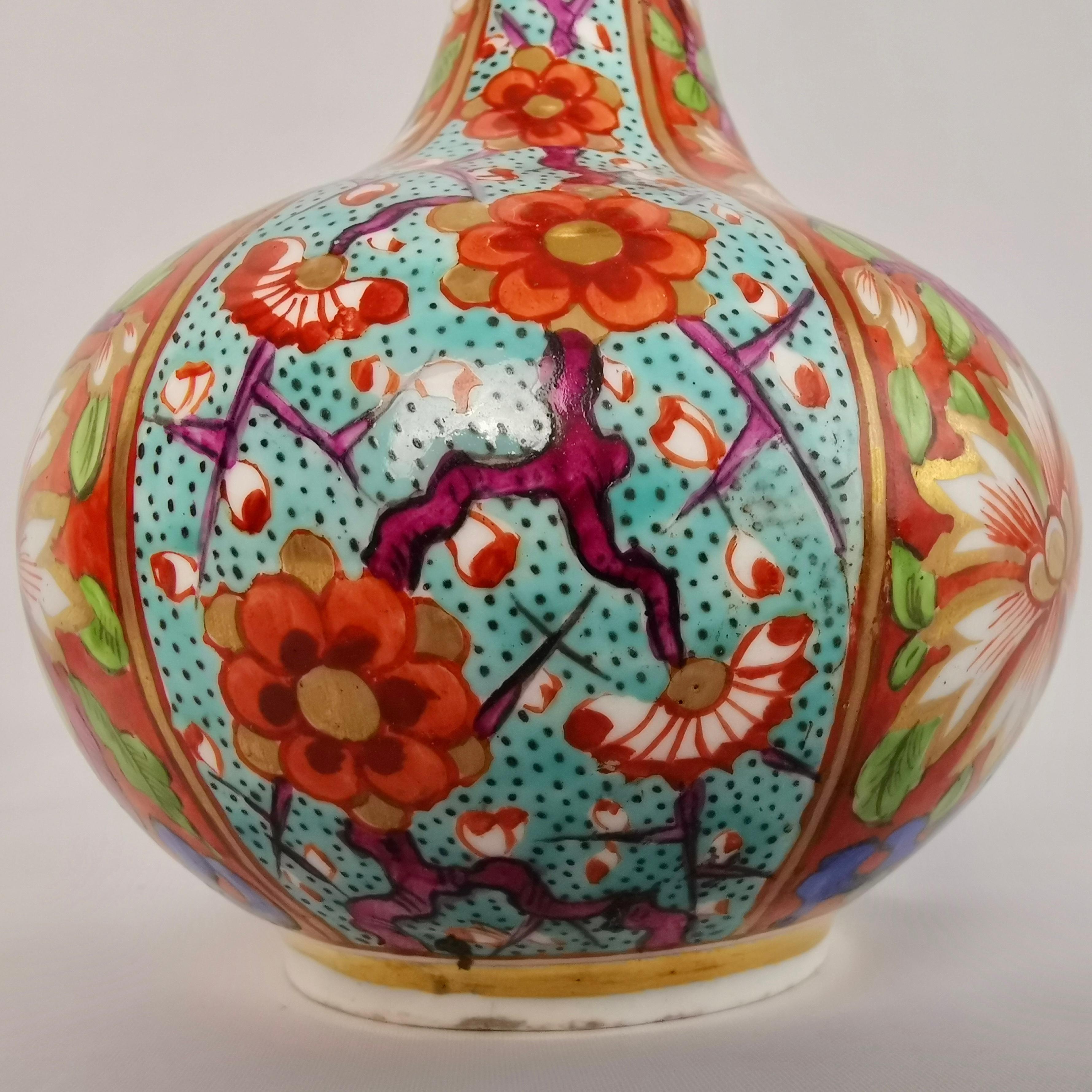 Pair of Small Derby Bottle Vases, Kakiemon Pattern, 1800-1825 In Good Condition In London, GB