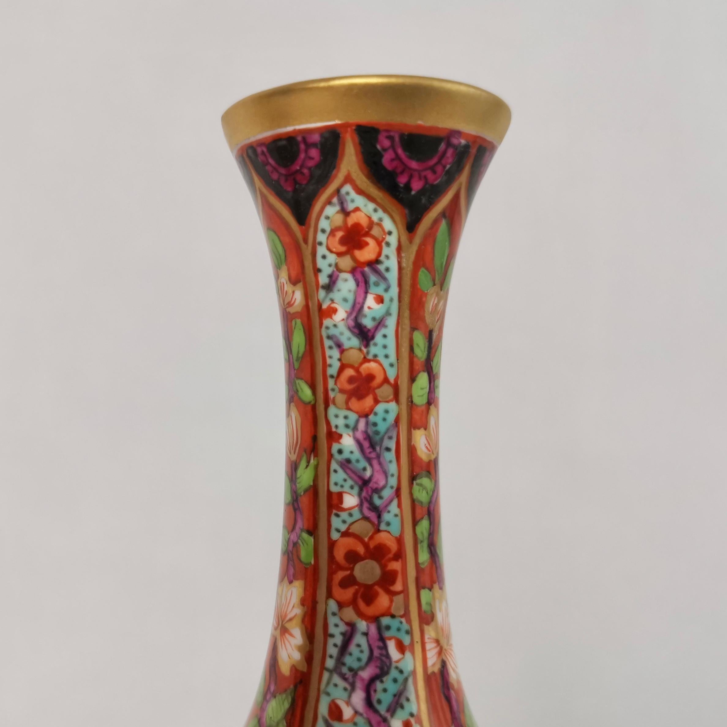 Pair of Small Derby Bottle Vases, Kakiemon Pattern, 1800-1825 1