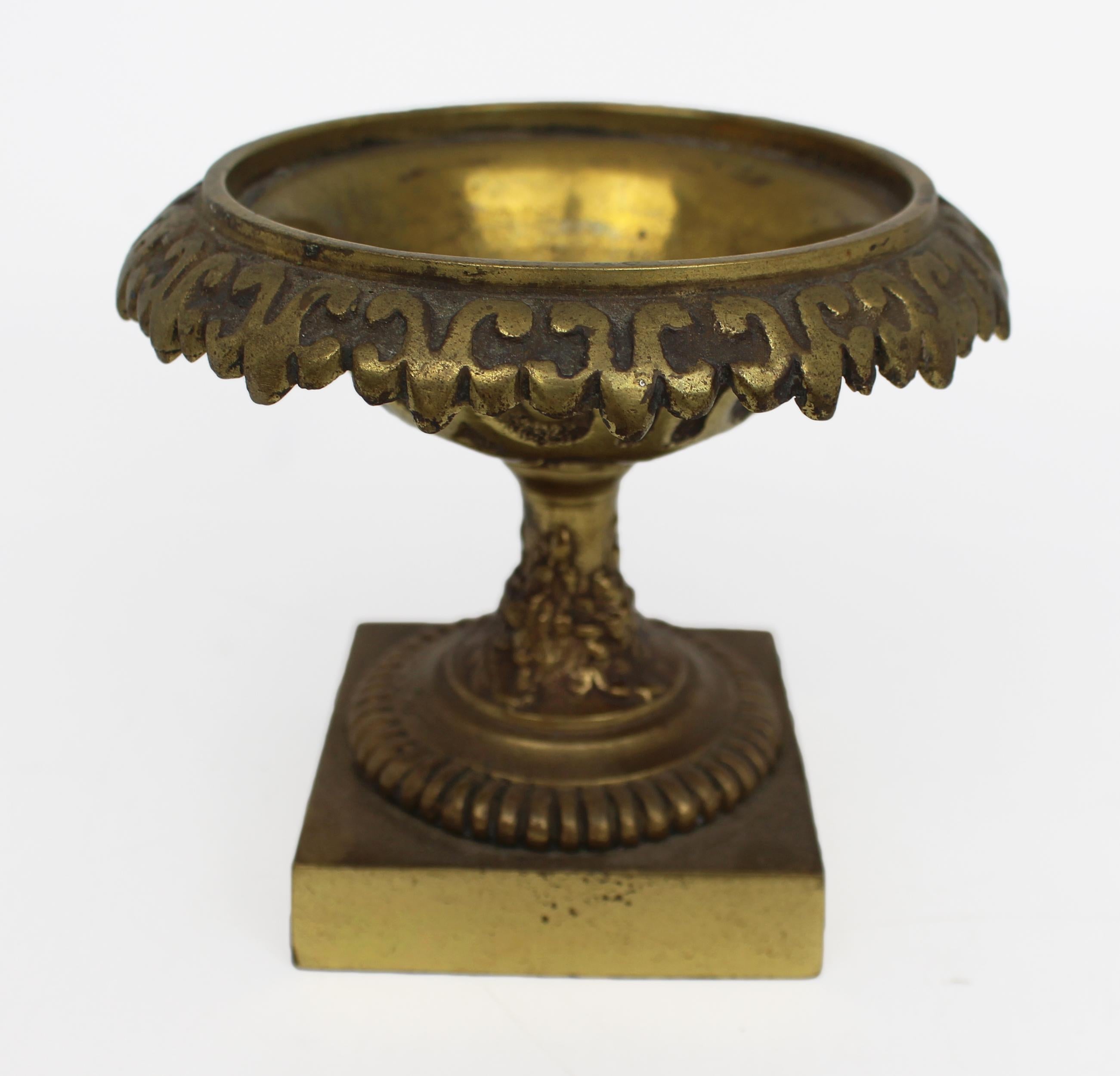 European Pair of Small Early 19th Century Grand Tour Bronze Urns For Sale