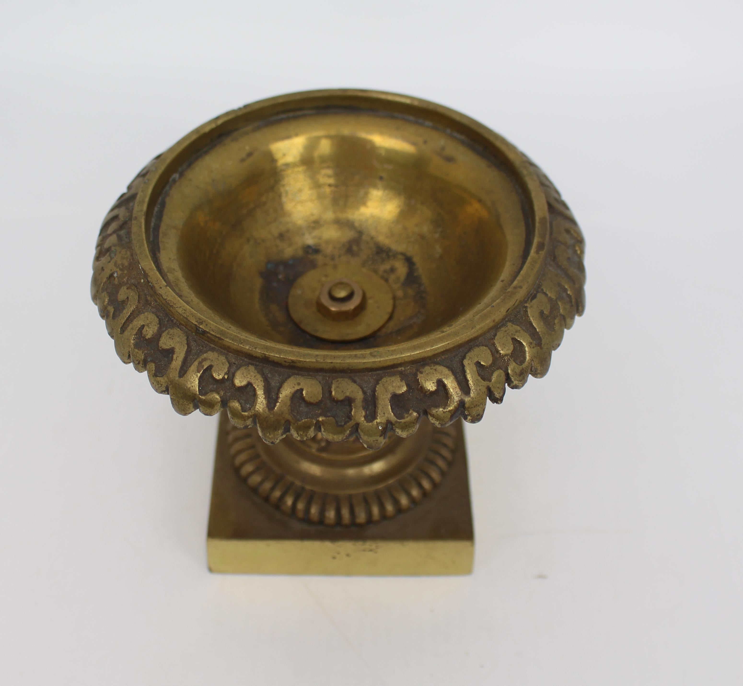 Pair of Small Early 19th Century Grand Tour Bronze Urns In Good Condition For Sale In Worcester, GB