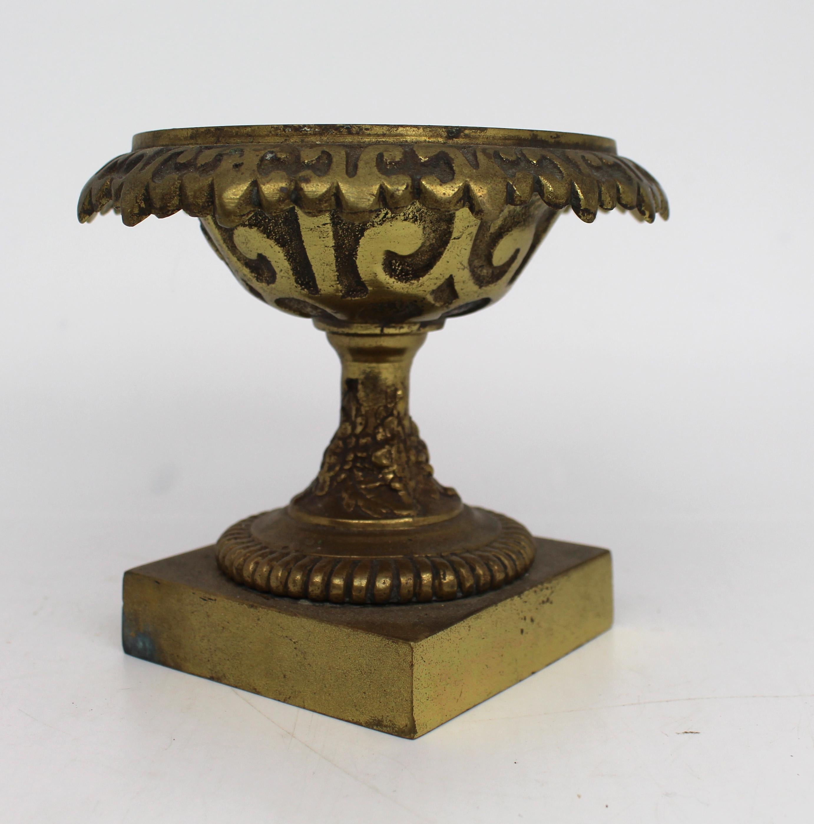 Pair of Small Early 19th Century Grand Tour Bronze Urns For Sale 1