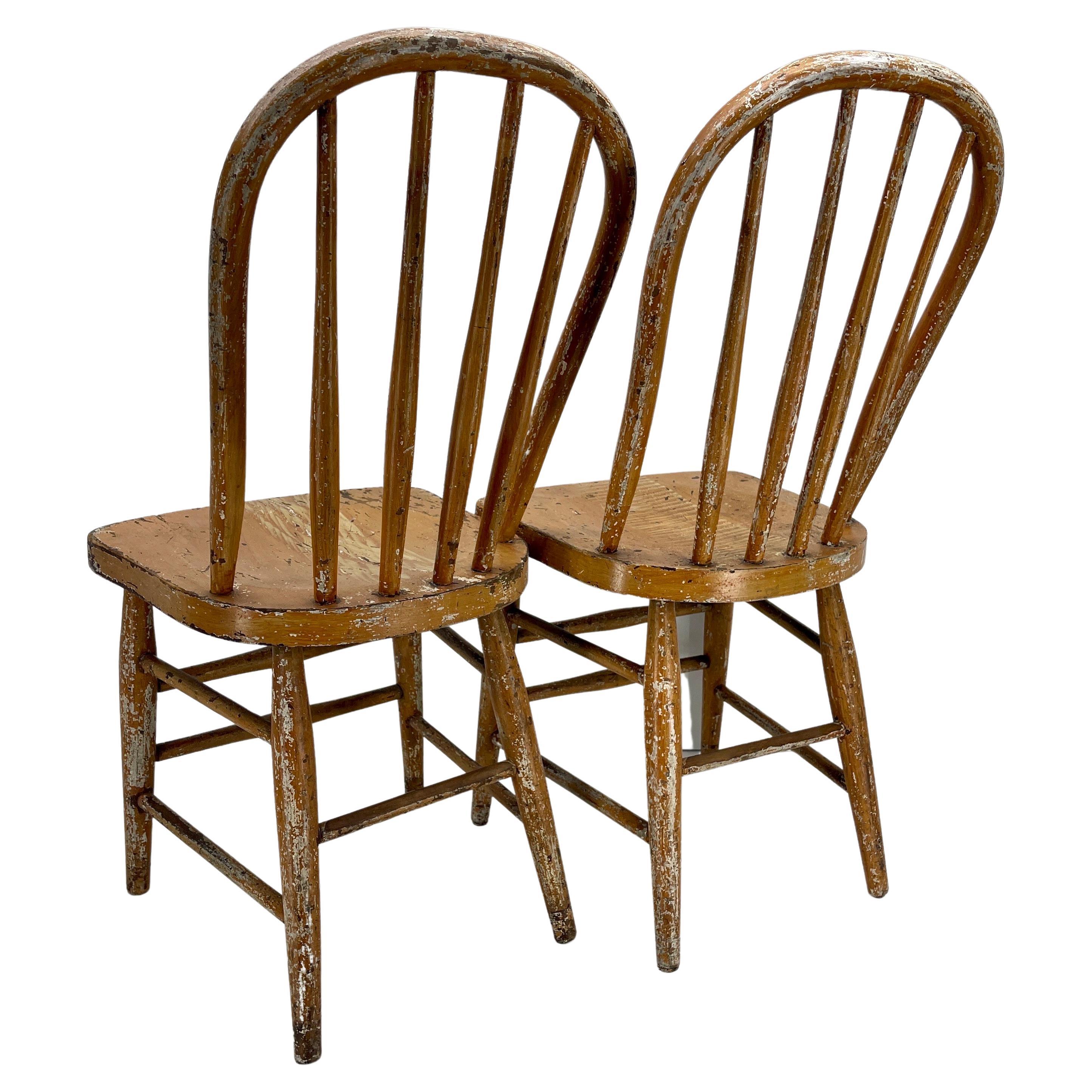 Bois Paire de petites chaises ou tables d'appoint d'art populaire peintes à l'ancienne en vente