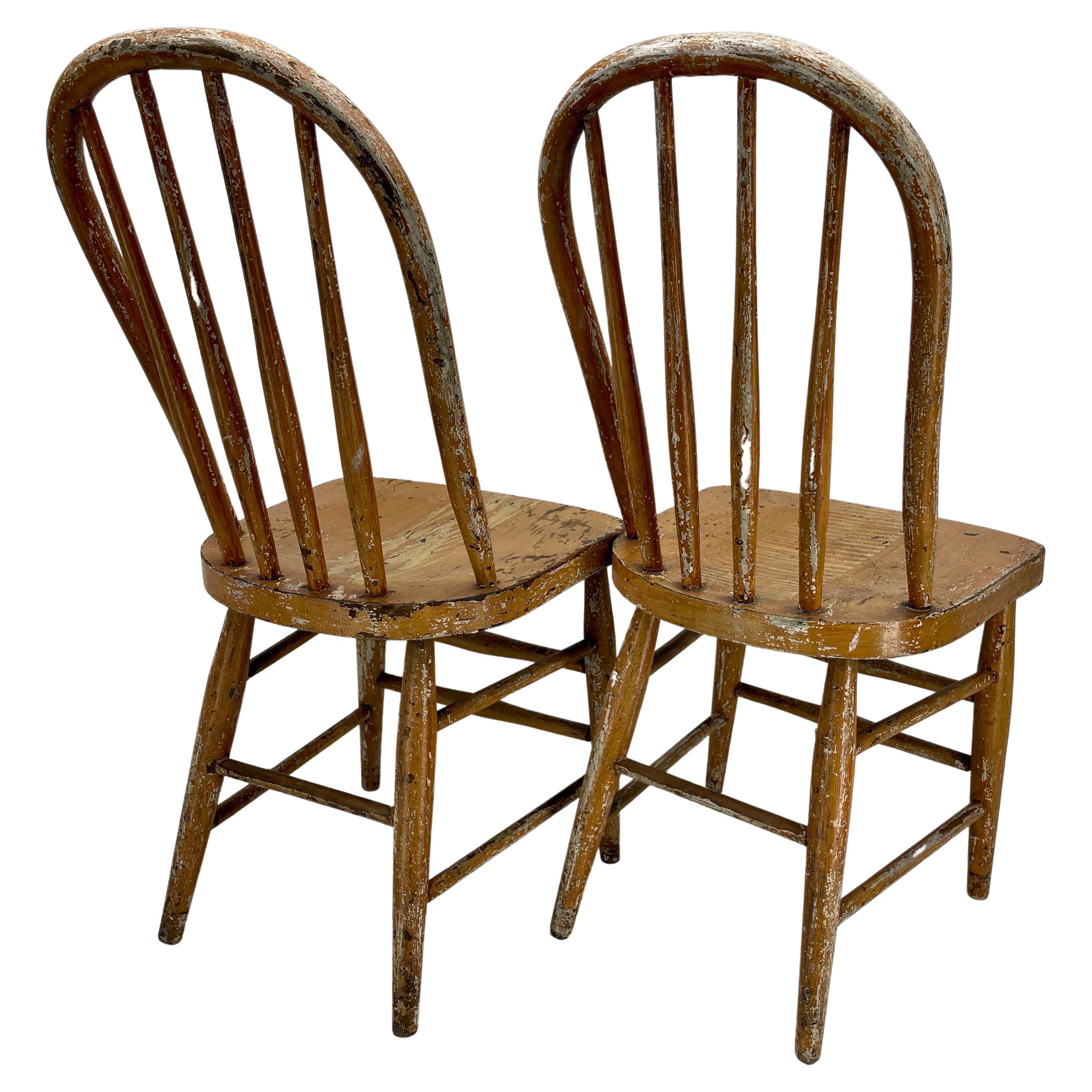 Paire de petites chaises ou tables d'appoint d'art populaire peintes à l'ancienne en vente 1