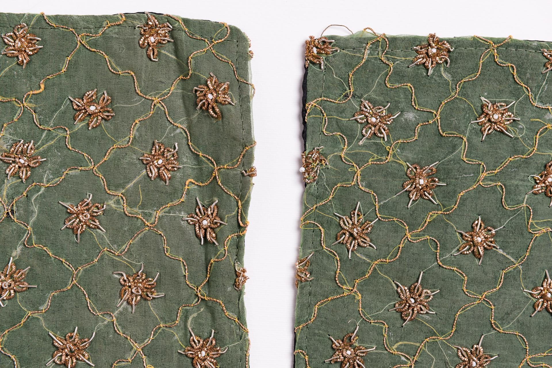 Pair of Small Embroidered Pillows In Excellent Condition For Sale In Alessandria, Piemonte